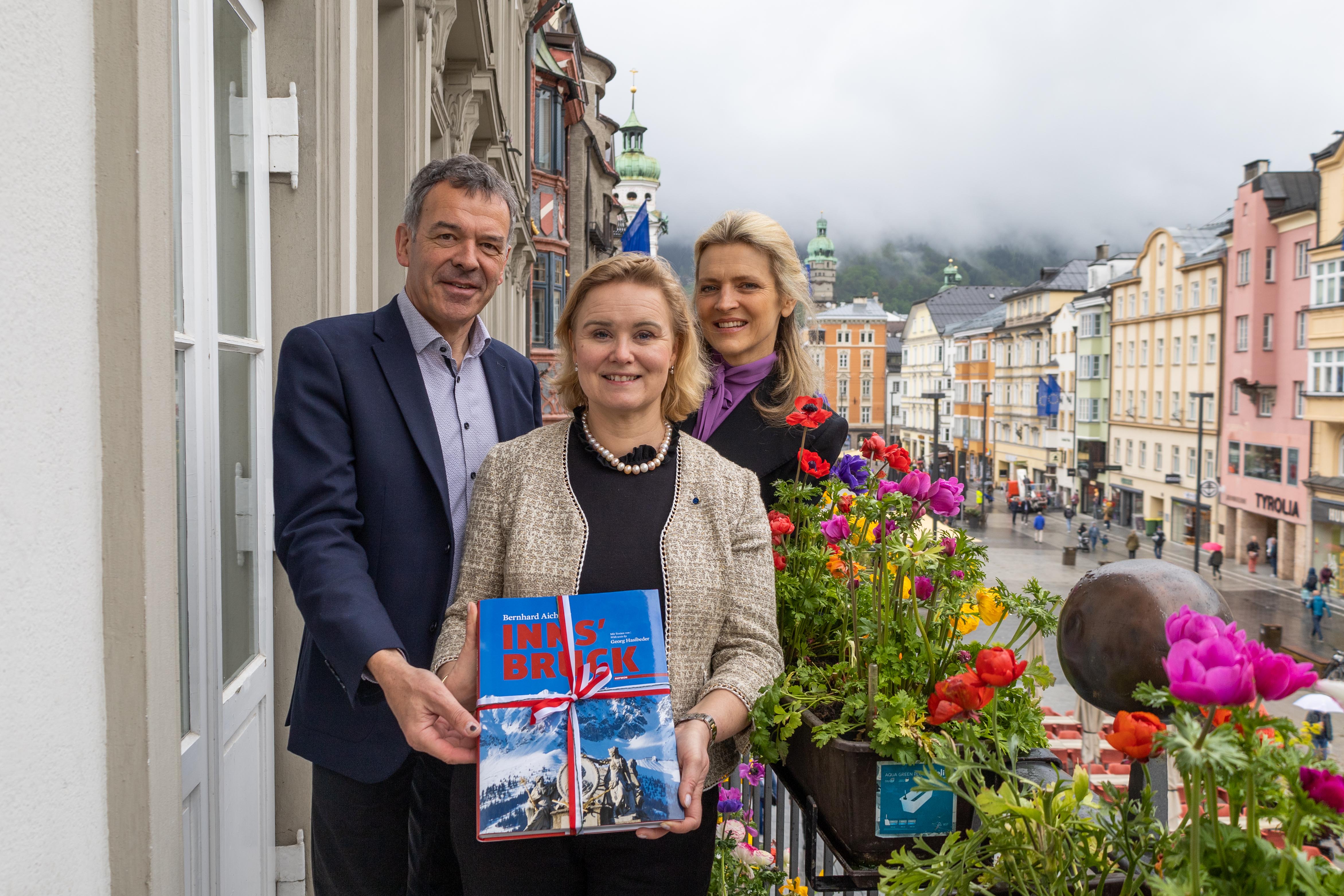 Bürgermeister Georg Willi begrüßte I.E. Caroline Vermeulen, Botschafterin des Königreichs Belgien in der Republik Österreich sowie die Honorarkonsulin von Belgien in Innsbruck, Mag.a Katharina Wagensonner (r.) im Innsbrucker Rathaus. Die Botschafterin, die seit August 2022 im Amt ist, zeigte sich begeistert von der Tiroler Landeshauptstadt und freute sich anlässlich des Europatages am 9. Mai über die gehissten EU-Fahnen in der Stadt. Zuletzt war Botschafterin Vermeulen als Direktorin für europäische Außenbeziehungen im belgischen Außenministerium tätig. Als Gastgeschenk überreichte Bürgermeister Willi einen Bildband von Innsbruck des Fotografen Bernhard Aichner. Für das Innsbrucker Stadtoberhaupt gab es im Gegenzug schokoladige Grüße aus Belgien.