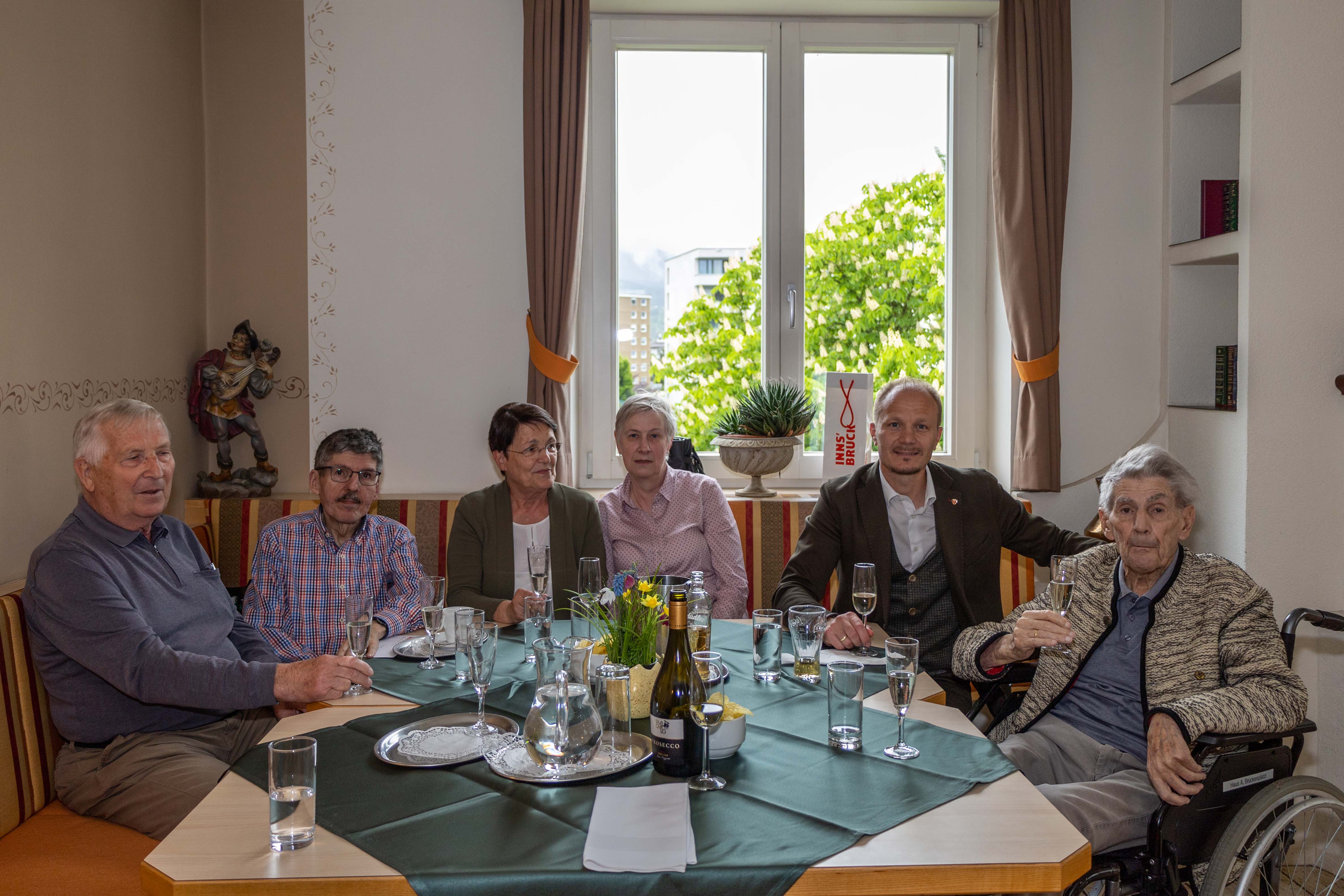 Zum 100. Geburtstag von Hermann Jäger (r.) besuchte Vizebürgermeister Johannes Anzengruber den Jubilar im Wohnheim Pradl.