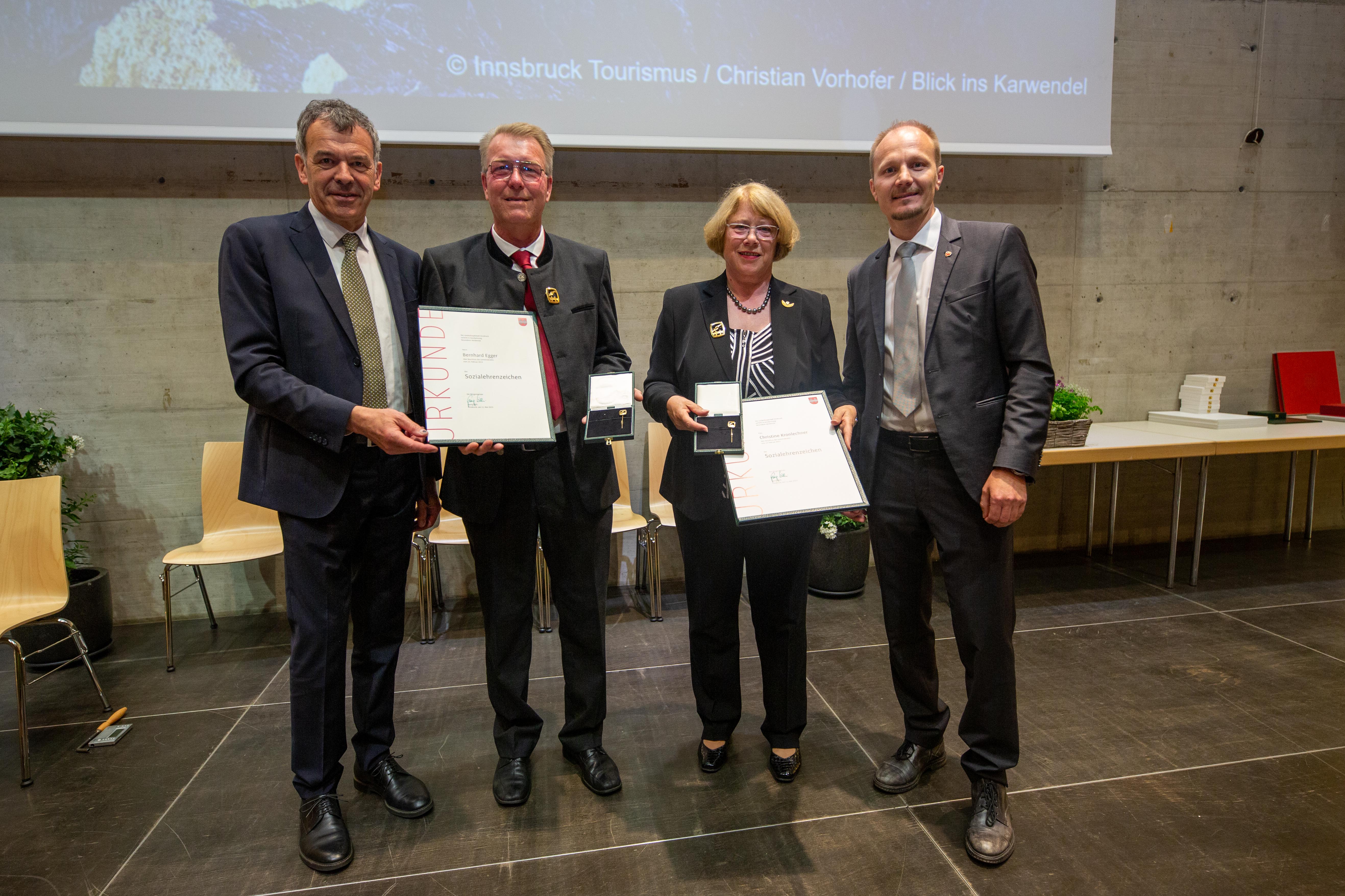Sozialehrenzeichen: v.l. Bürgermeister Georg Willi, Bernhard Egger,
Christine Kronlechner und Vizebürgermeister Johannes Anzengruber.