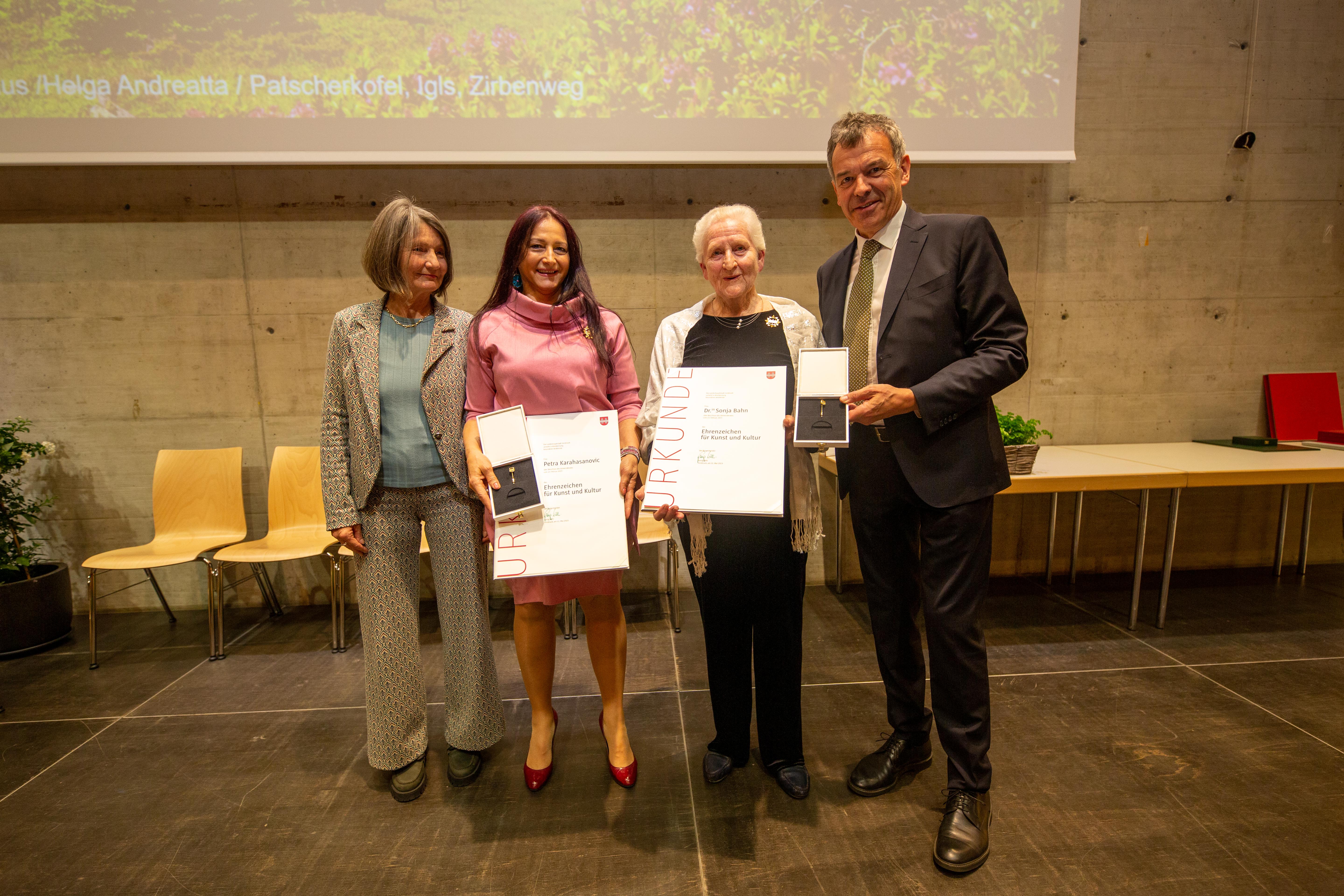 Kulturehrenzeichen: v.l. Stadträtin Uschi Schwarzl, Petra Karahasanovic, Sonja Bahn, Bürgermeister Geoerg Willi.