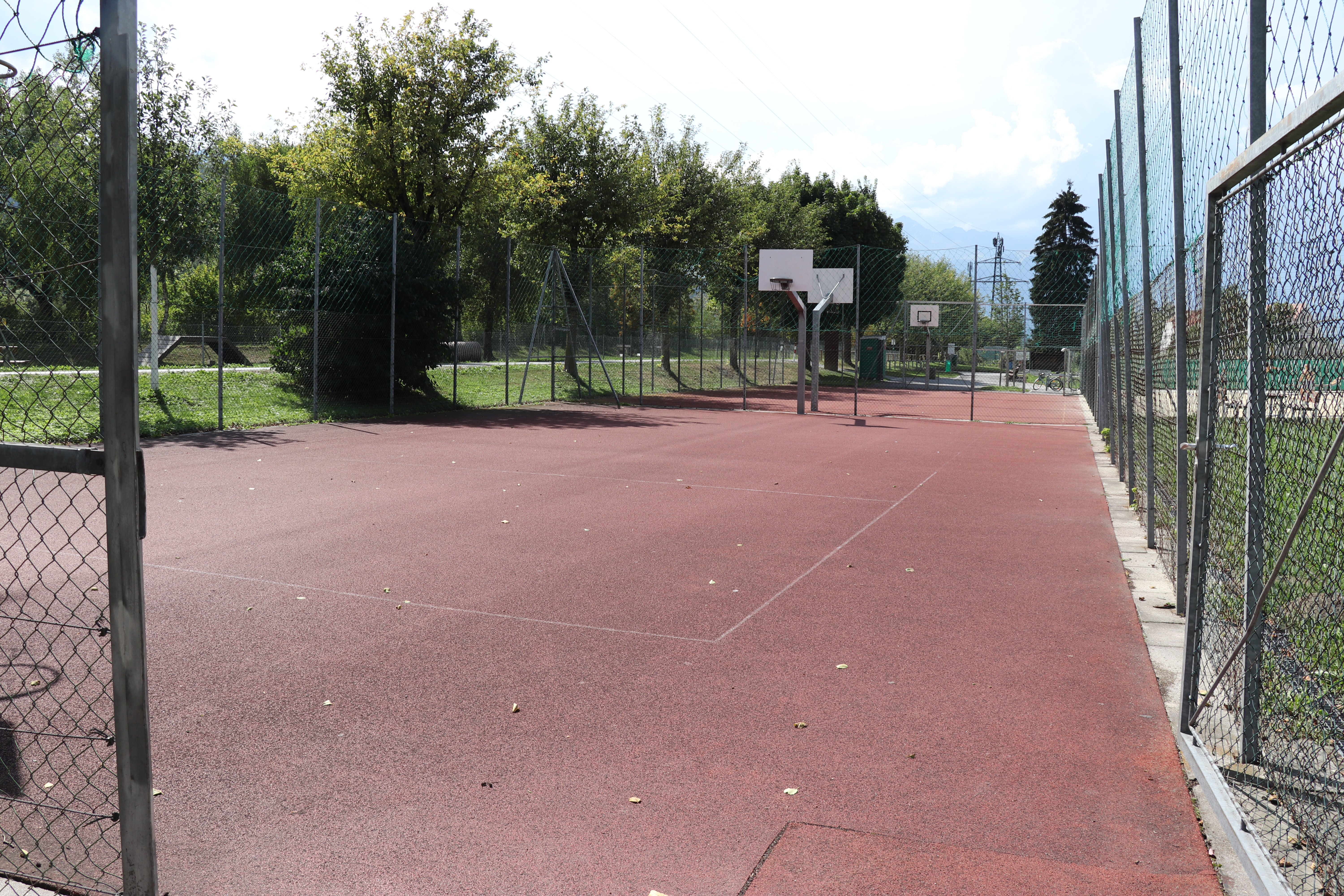 Heuer ist eine Modernisierung der beiden Basketballplätze beim Pulverturm Areal geplant. Zusätzlich wird im östlichen Bereich der Hans-Flöckinger-Promenade eine Calisthenics-Anlage errichtet.