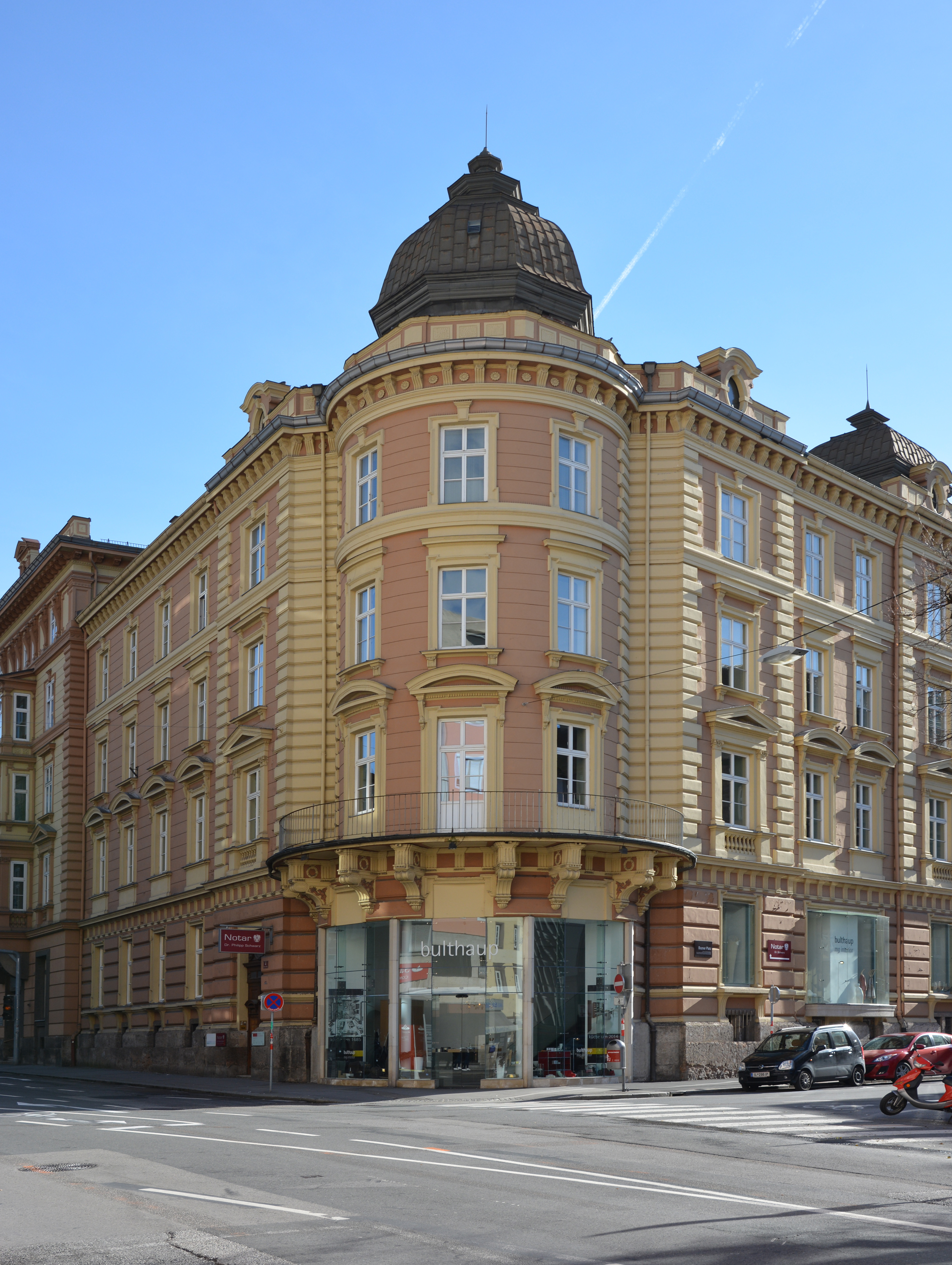 Das im Jahre 1878 erbaute Eckhaus Bozner Platz 4 wurde beim ersten Bombenangriff auf Innsbruck beschädigt. An der Nordfassade sind heute noch die drei Fenster des Luftschutzkellers sichtbar.