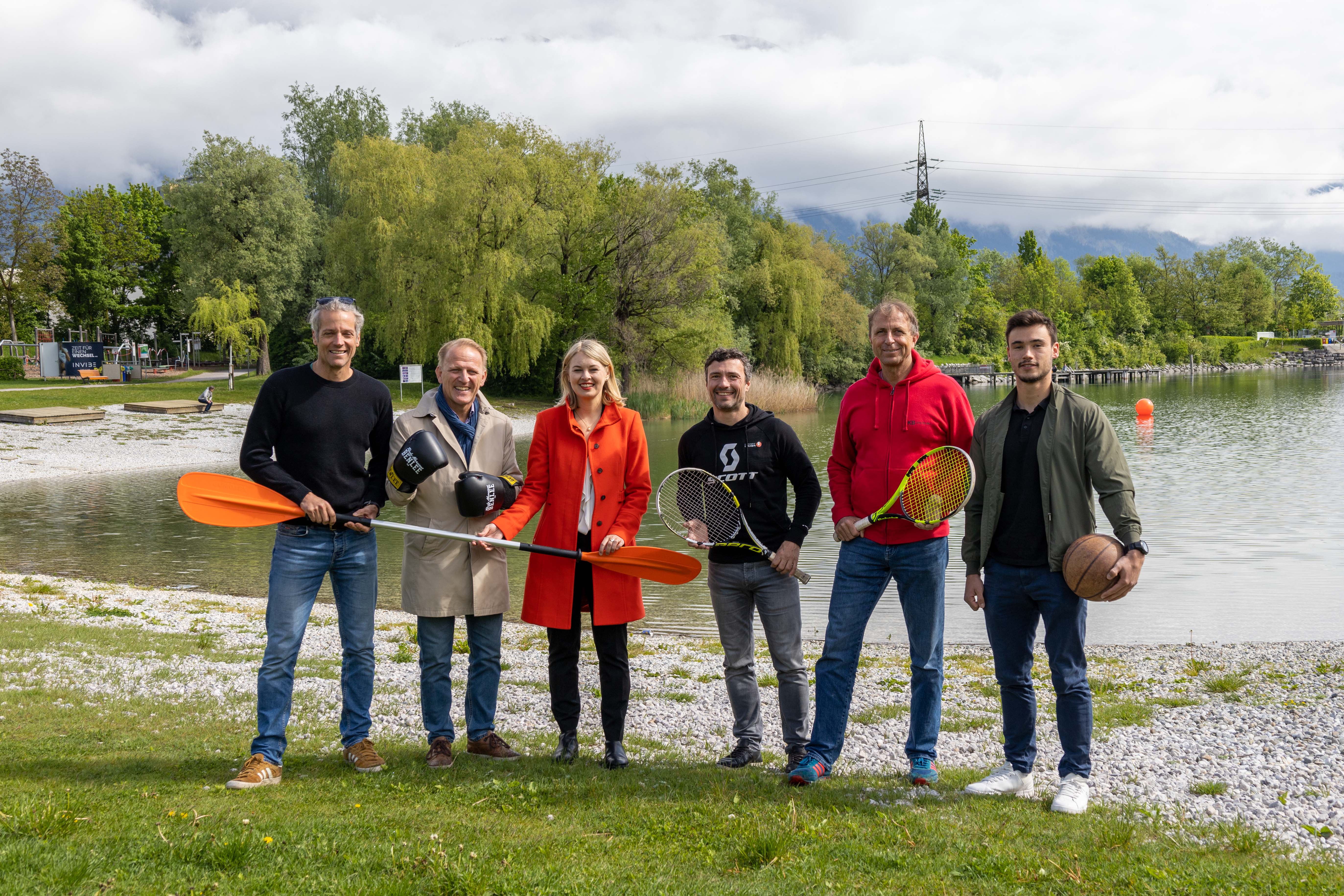 Freuen sich auf die 20. Ausgabe des Innsbrucker Sommersporttages am Baggersee: v. l. n. r.: Arno Joast (Agentur Triebwerk), IKB-Bäderleiter Ulrich Mayerhofer, Sportstadträtin Elisabeth Mayr, Christian Lettner (Geschäftsführer Sportunion Tirol), Claus Triendl (Betriebsleiter Baggersee/IKB) und Johannes Mairoser (Referat Sportprojekte und Sportanlagen).
