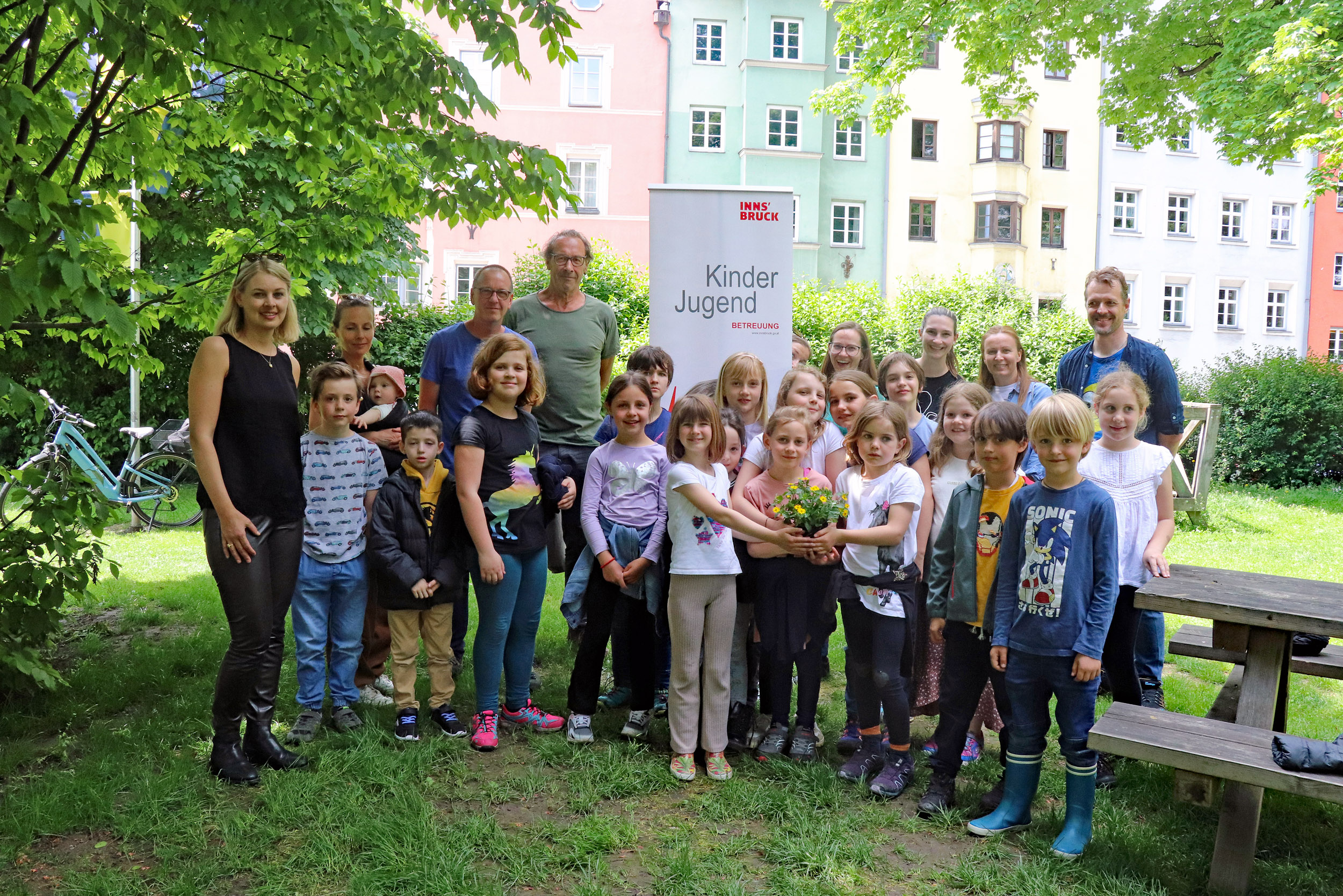 Stadträtin Elisabeth Mayr (l.), Zuständige der Ämter für Grünanlagen sowie Kinder, Jugend und Generationen und des Vereins "Wir am Inn"  trafen sich mit Kindern des Schülerhortes Kaysergarten zur Pflanzaktion in St. Nikolaus.