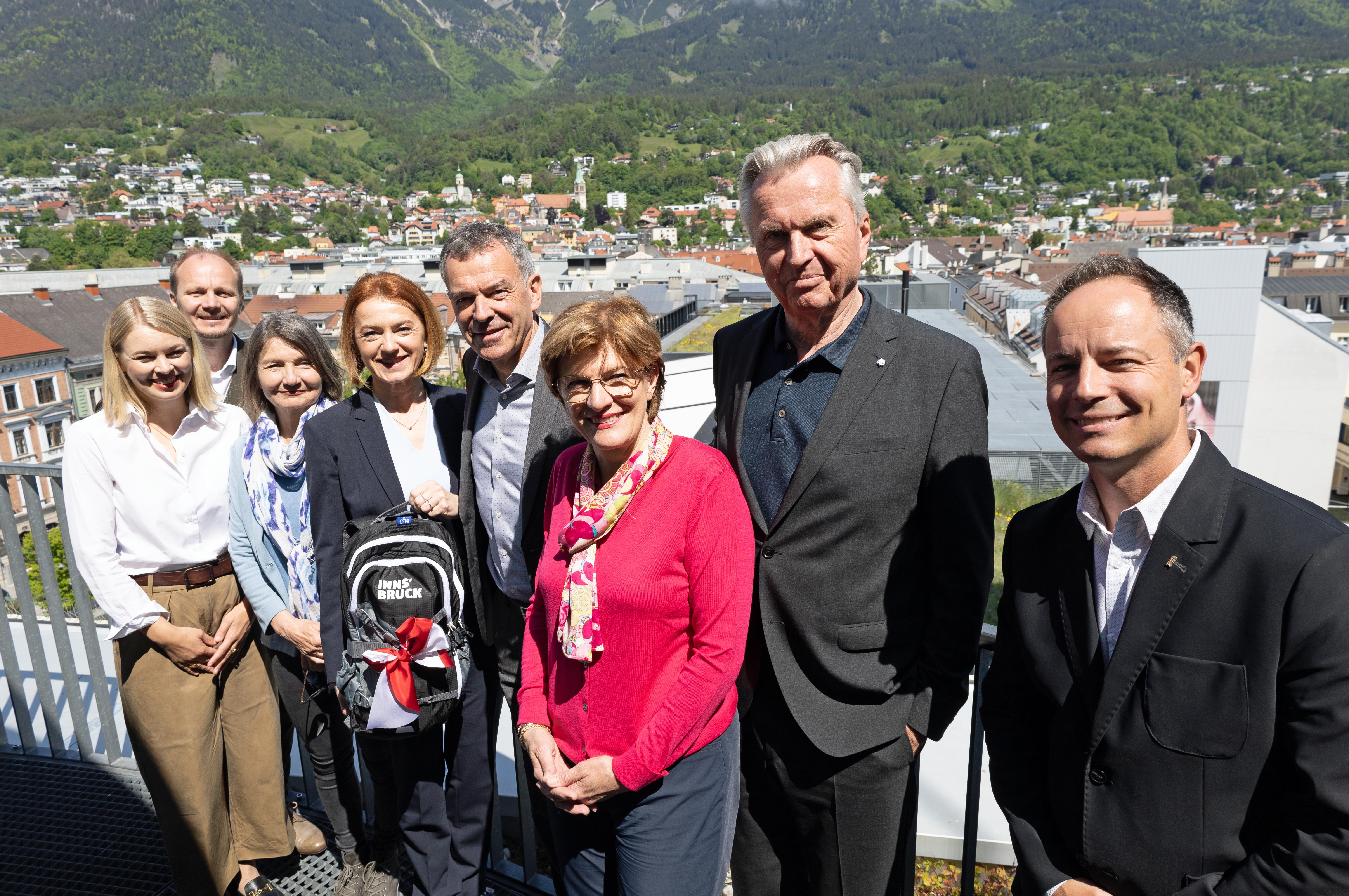 Die EU-Abgeordnete Simone Schmiedtbauer (4. v.l., im Bild mit den Stadtsenatsmitgliedern) sprach am 25. Mai bei der Innsbrucker Gemeinderatssitzung über die EU-Maßnahmen für ein grüneres Europa.