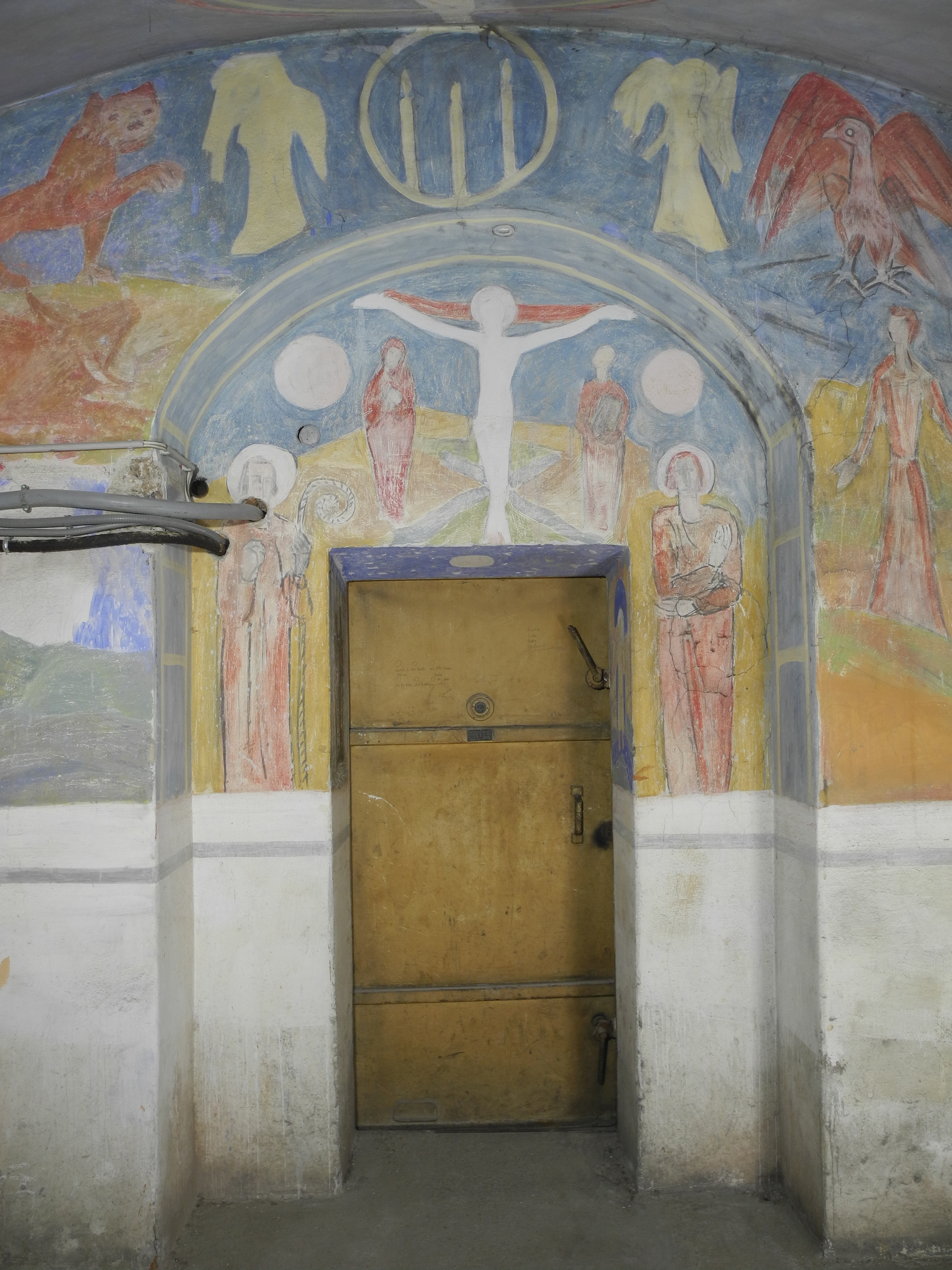 Die Südwand bildet mit ihrer zentralen Darstellung der Kreuzigung die Hauptwand des Raumes.