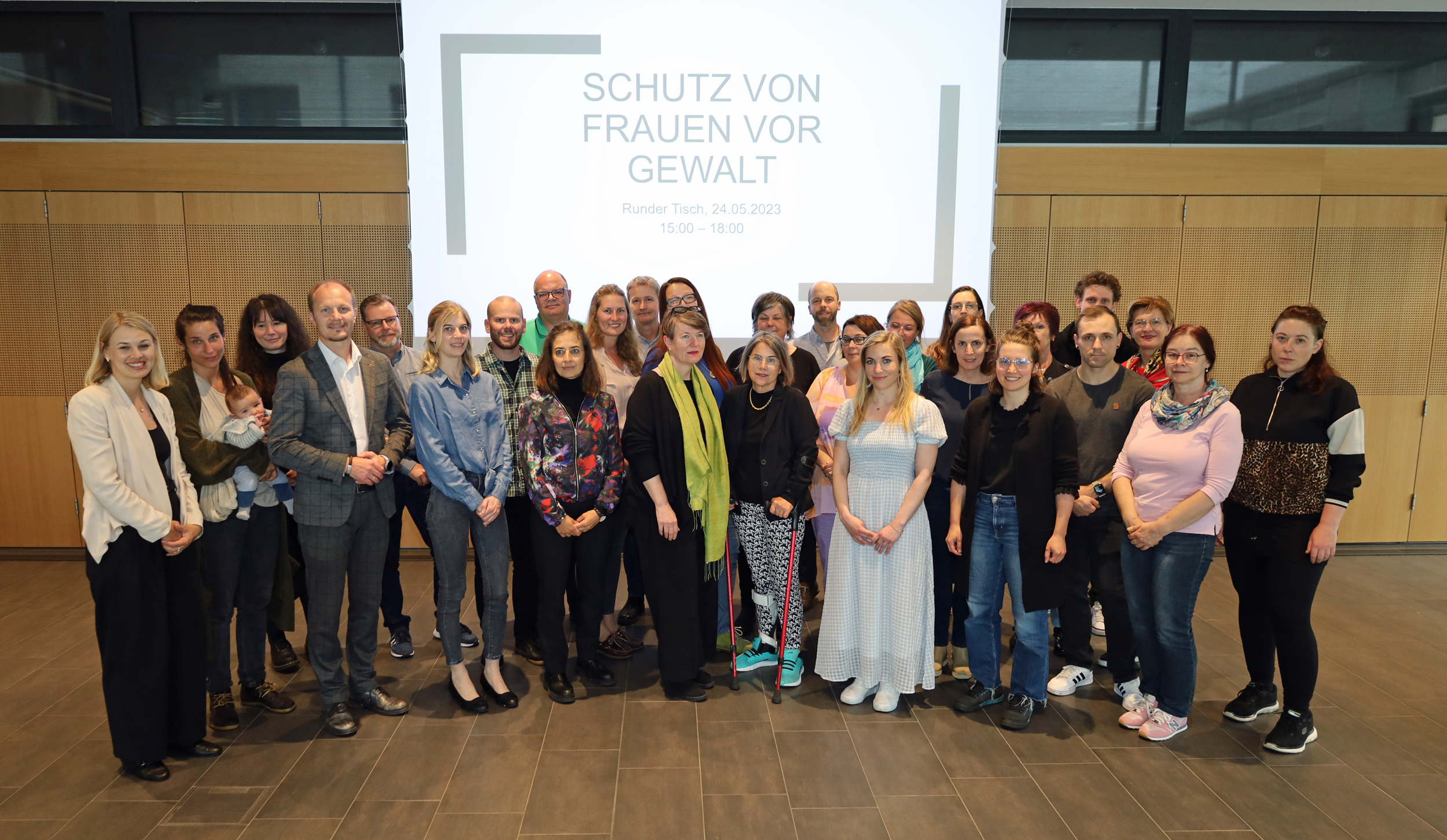 Stadträtin Elisabeth Mayr (l.), Vizebürgermeister Johannes Anzengruber (4.v.l.), Stadträtin Christine Oppitz-Plörer (r., hintere Reihe) und Uschi Klee, Leiterin des Referats Frauen und Generationen (3.v.r, hintere Reihe) trafen sich mit ExpertInnen , um konkrete Maßnahmen und Vorschläge zum Schutz von Mädchen und Frauen vor Gewalt zu diskutieren.