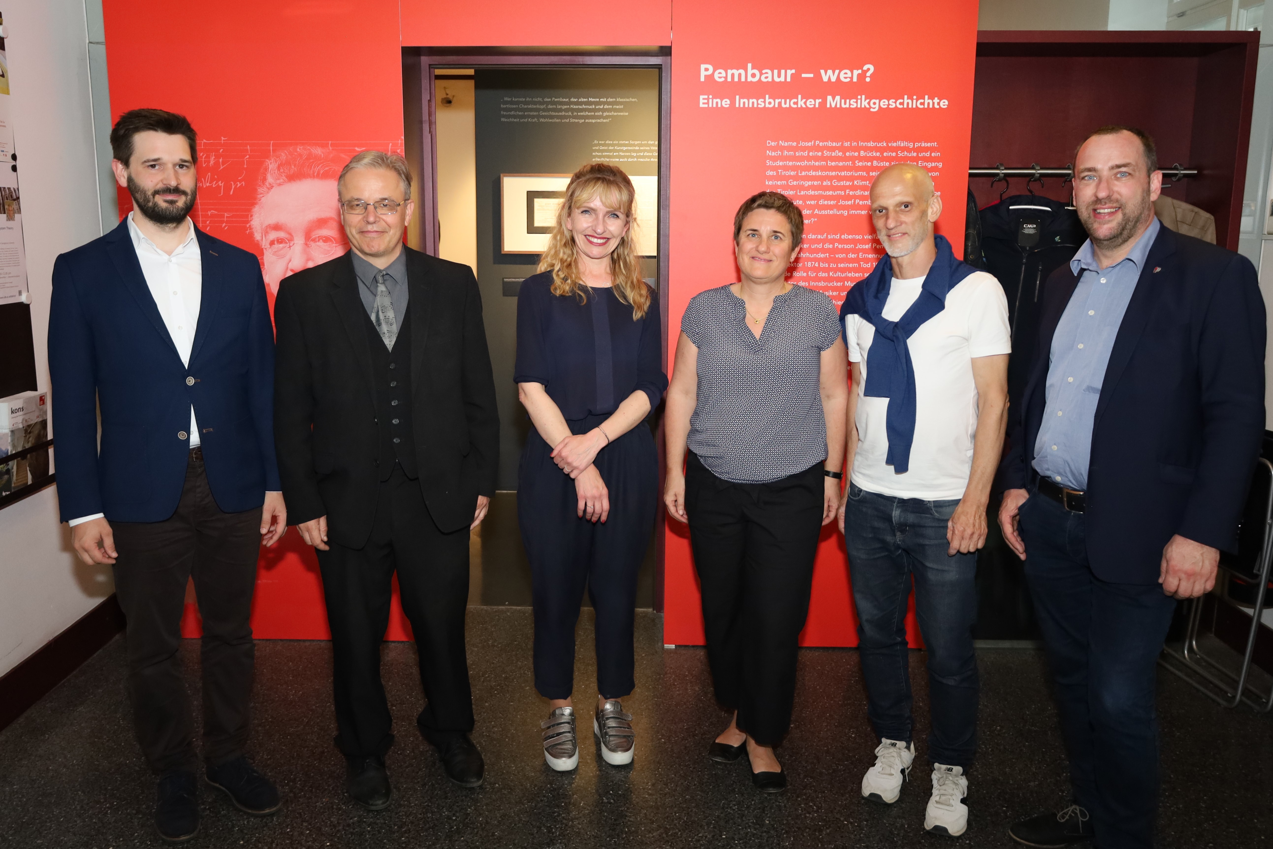 Eine gelungene Museums-Kooperation zu Ehren Josef Pembaurs: Die Kuratoren Andreas Holzmann und Franz Gratl (Musiksammlung Tiroler Landesmuseen), Isabelle Brandauer (Kulturamtsleiterin), Renate Ursprunger (Stadtarchiv/Stadtmuseum), Christian Höller (Ausstellungsarchitekt) und Karl C. Berger (Direktor der Tiroler Landesmuseen).