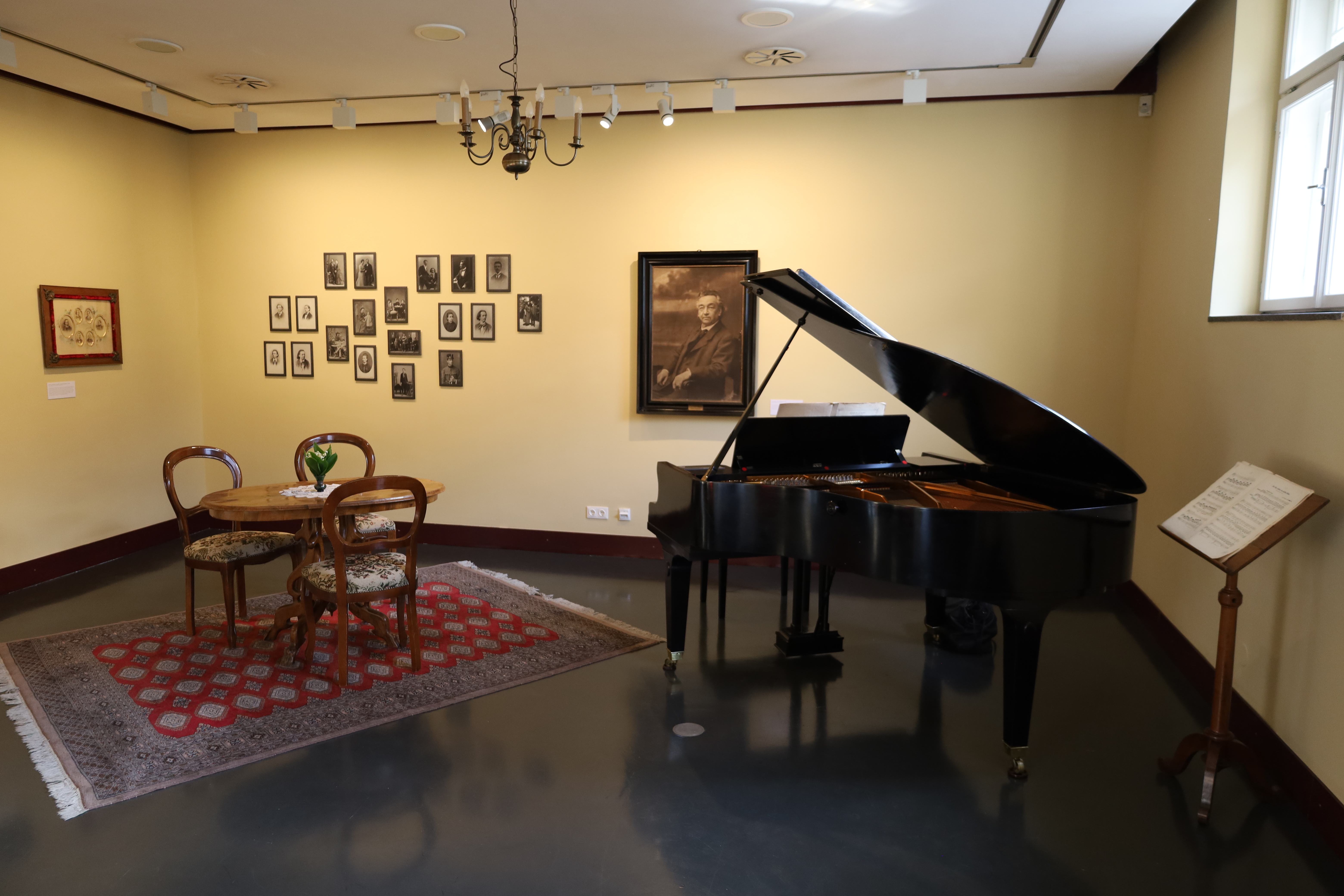 Der Salon ist im Stil der Biedermeierzeit eingerichtet. Dort ist an zwei Hörstationen und an fünf Terminen Klaviermusik Pembaurs zu hören.