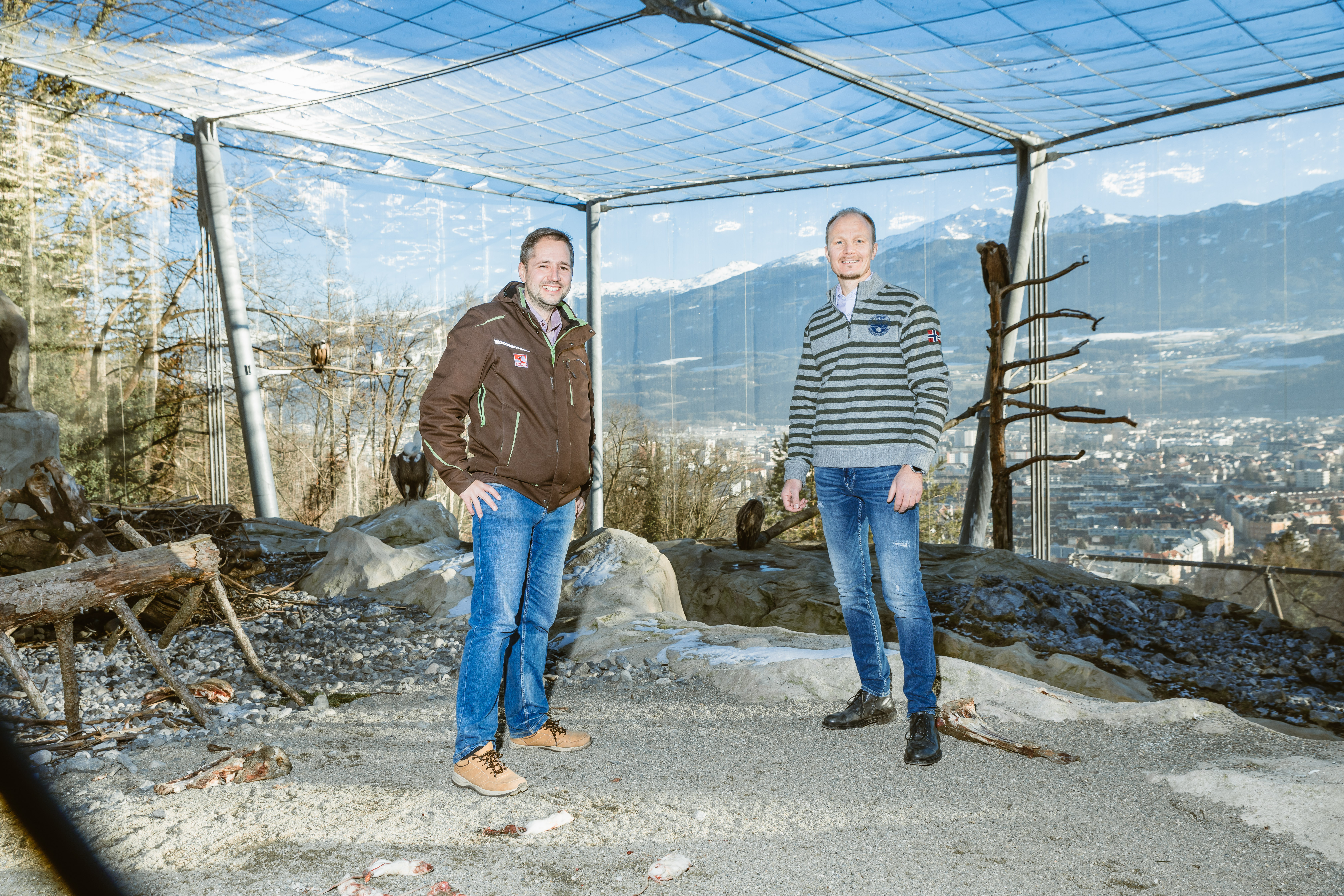 André Stadler, Direktor des Alpenzoo Innsbruck (l.) und Vizebürgermeister Johannes Anzengruber freuen sich über die guten BesucherInnenzahlen im Vorjahr.