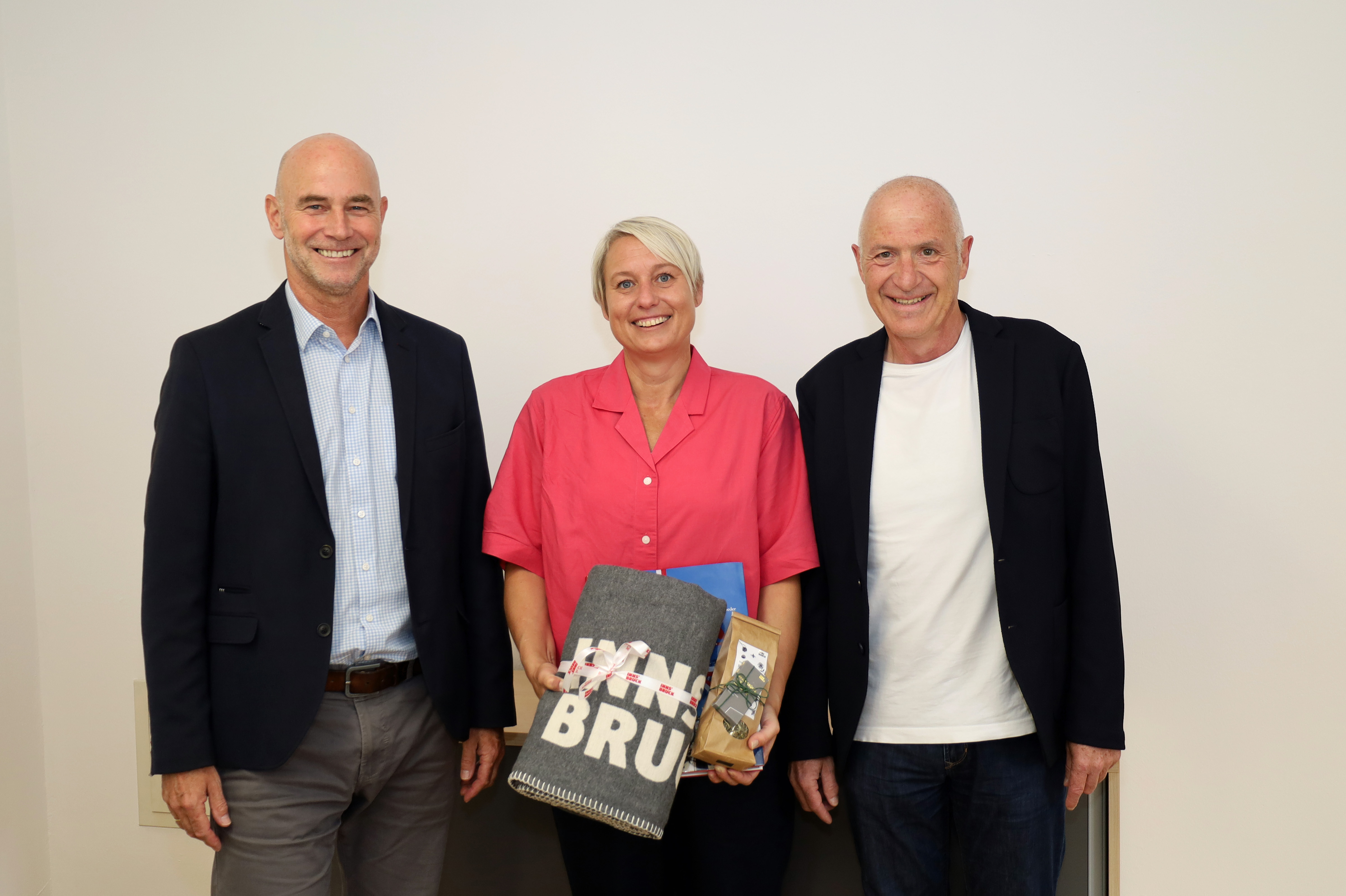 Gemeinderat Kurt Wallasch (Vorsitzender Ausschuss für Sport und Gesundheit, r.) und Amtsvorstand Romuald Niescher (Sport, l.) begrüßen Anja Margetić, Vizebürgermeisterin der bosnischen Haupstadt Sarajevo, bei einem Treffen im Sportamt anlässlich der in Innsbruck ausgetragenen Trailrunning-WM.