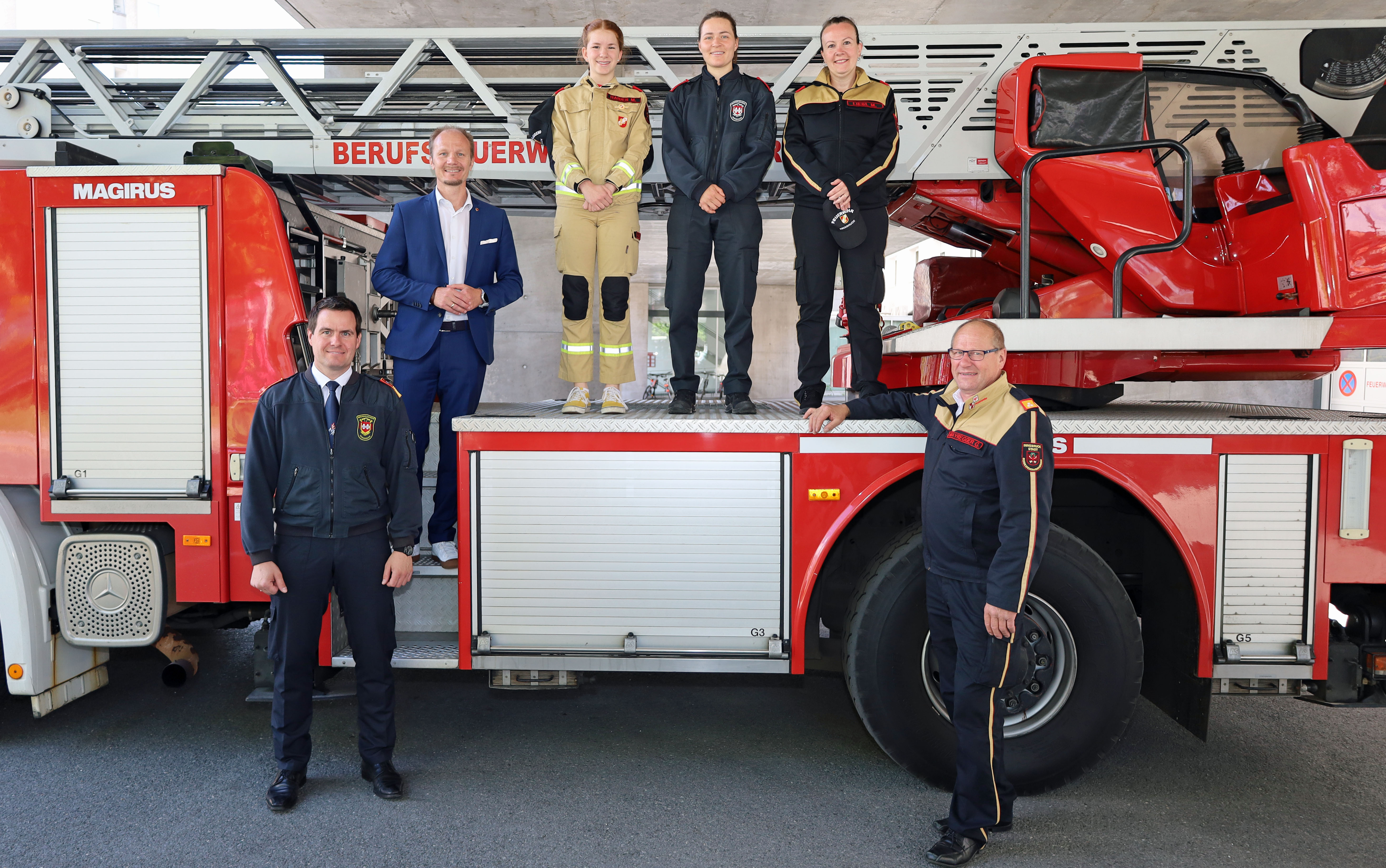Vizebürgermeister Johannes Anzengruber (2.v.l.), Branddirektor Helmut Hager (l.), Feuerwehr-Bezirkskommandant Gerhard Mayregger (r.) mit den Innsbrucker Feuerwehrfrauen Marlene Haider, Nadja Flemming und Marion Liebl (v.l.n.r.)