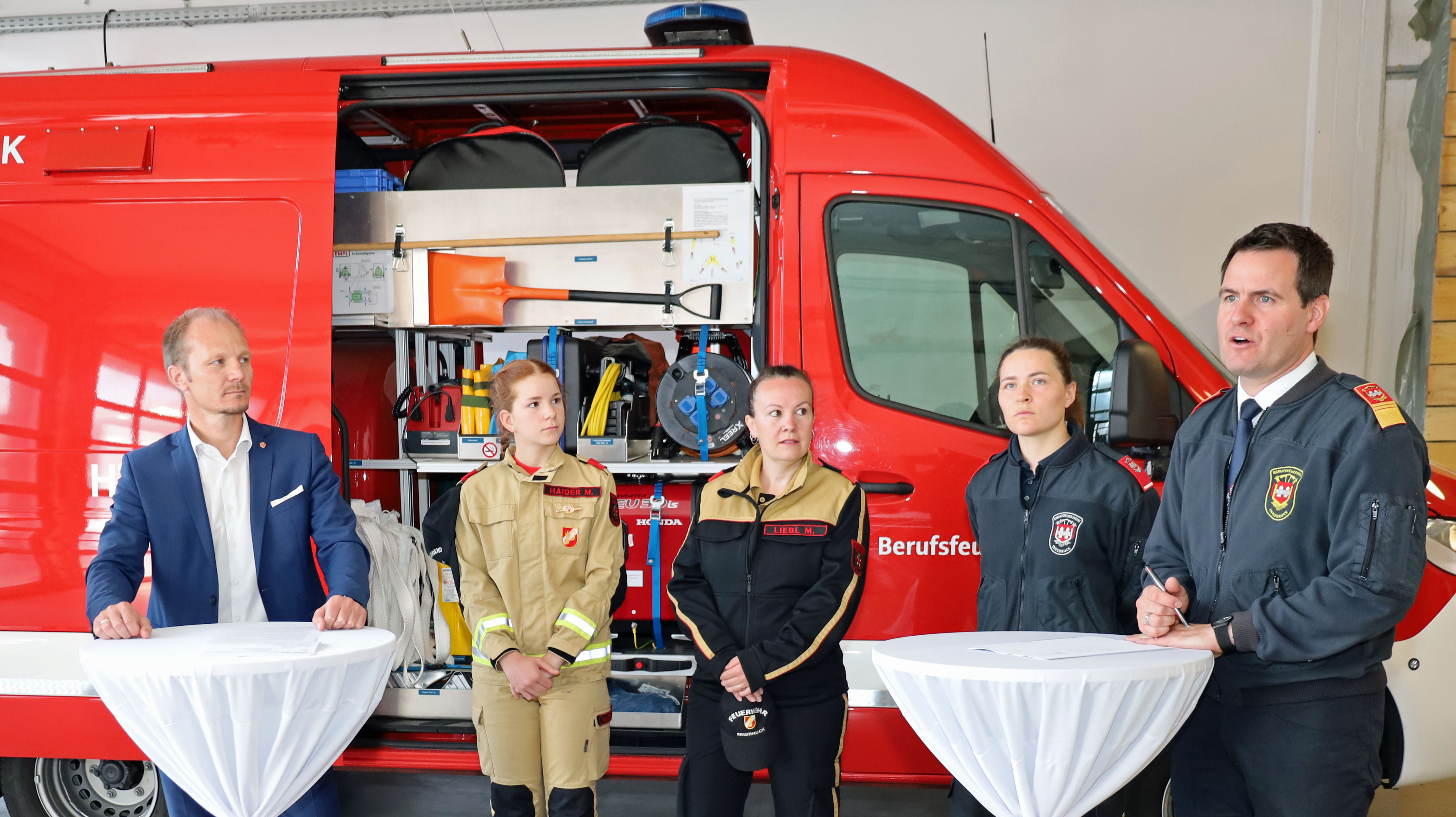 "Bei uns stehen alle Türen offen für weitere weibliche Einsatzkräfte“, führt Branddirektor Helmut Hager (r.) aus.