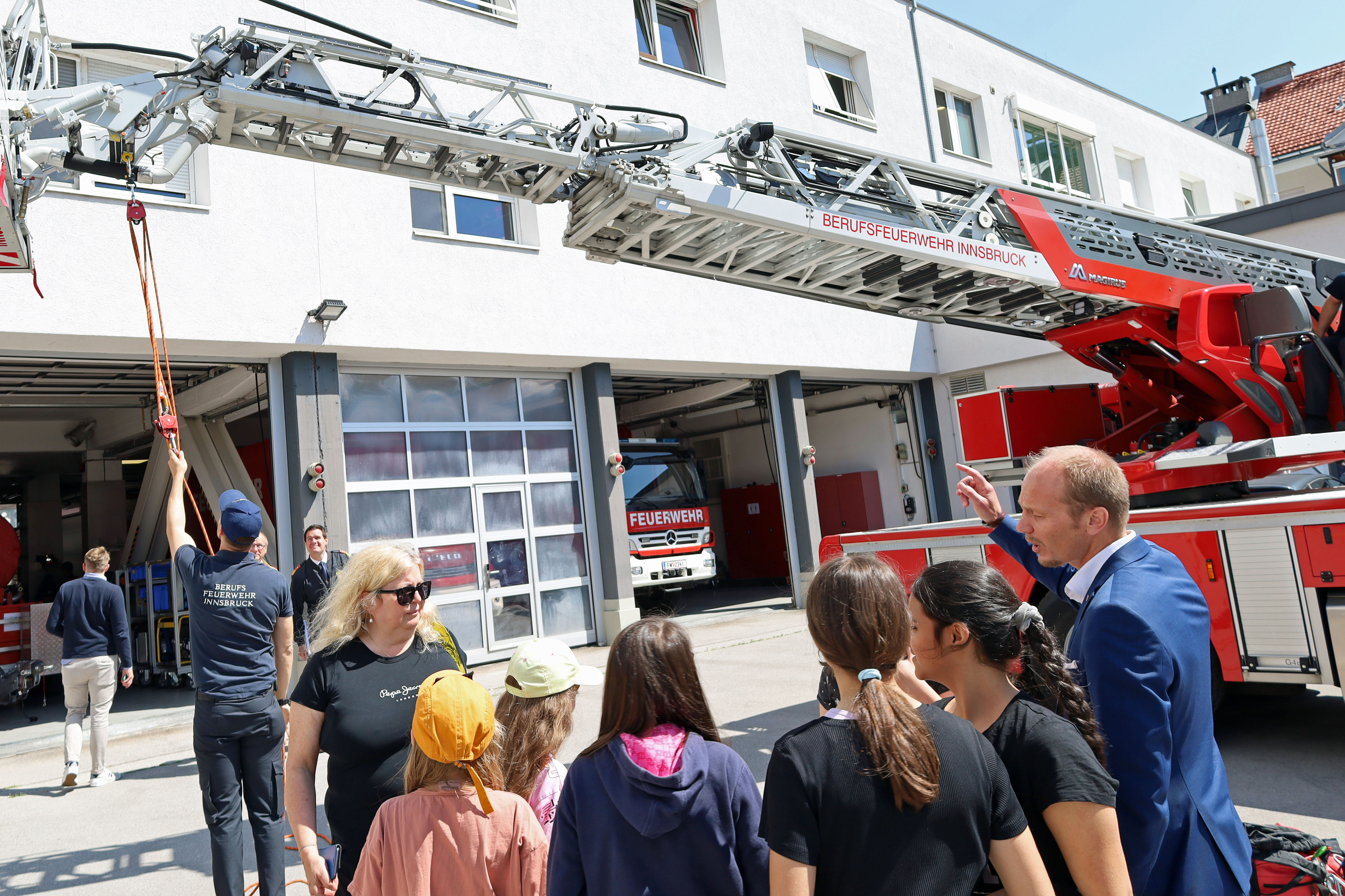 Bei einem Besuch in der Hauptfeuerwache konnten sich die SiegerInnen des Feuerwehr-Malwettbewerbs für Volksschulkinder einen umfassenden Eindruck des Arbeitsumfeldes machen. Das Bewusstsein der Mädchen und Buben für den Feuerwehrberuf konnte so schon früh geschärft werden.