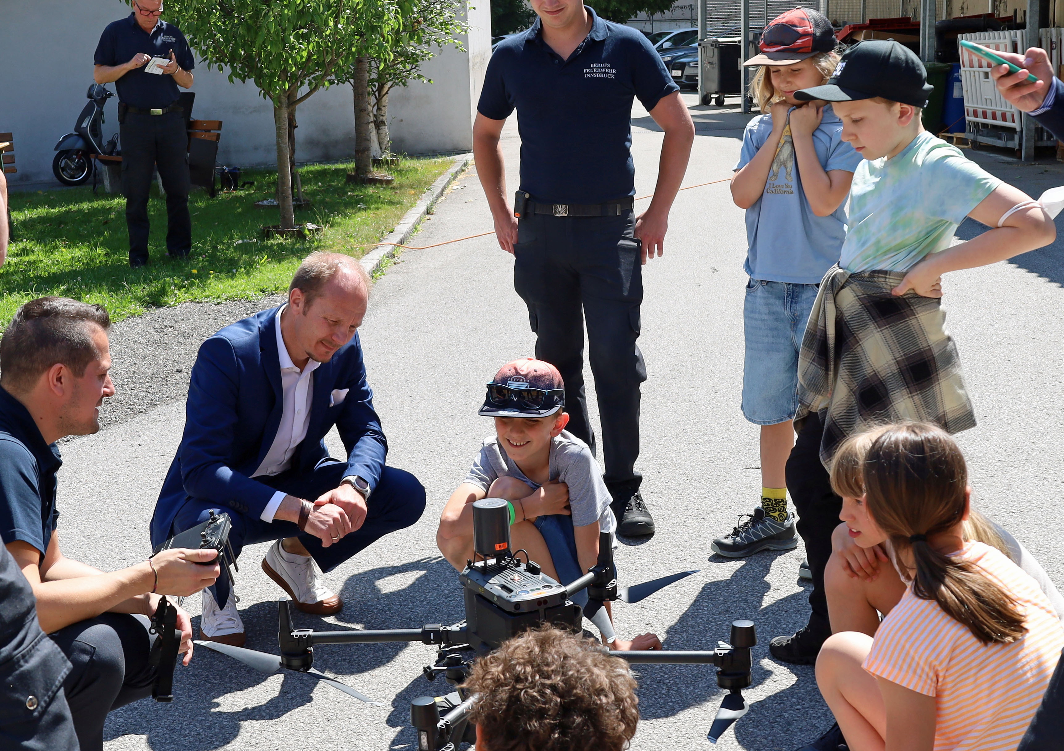 Bei einem Besuch in der Hauptfeuerwache konnten sich die SiegerInnen des Feuerwehr-Malwettbewerbs für Volksschulkinder einen umfassenden Eindruck des Arbeitsumfeldes machen. Das Bewusstsein der Mädchen und Buben für den Feuerwehrberuf konnte so schon früh geschärft werden.