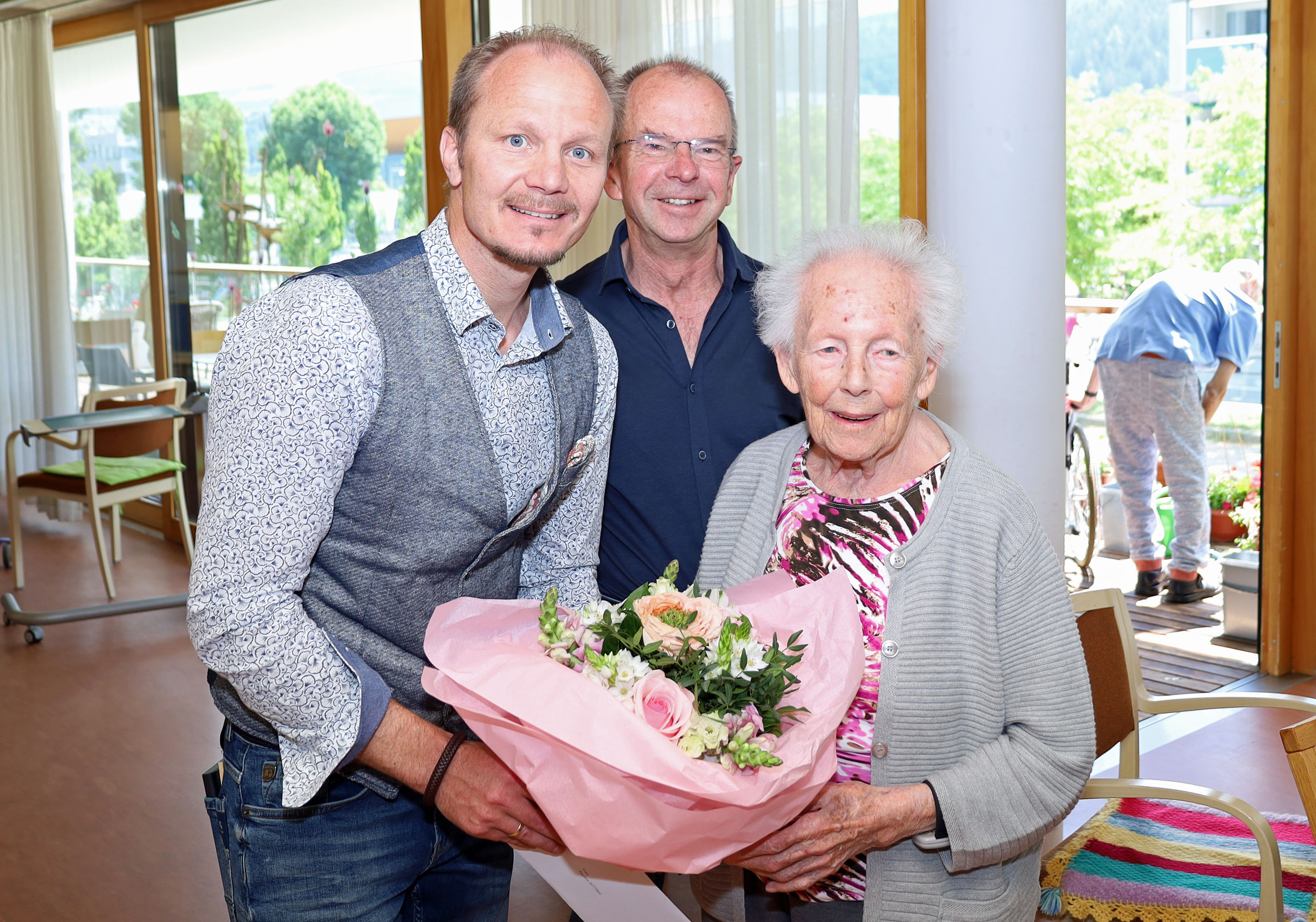 Vizebürgermeister Johannes Anzengruber (l.), Pauline Zettinig (r.) und ihr Schwiegersohn (m.) freuen sich über 101 Jahre Lebensglück.