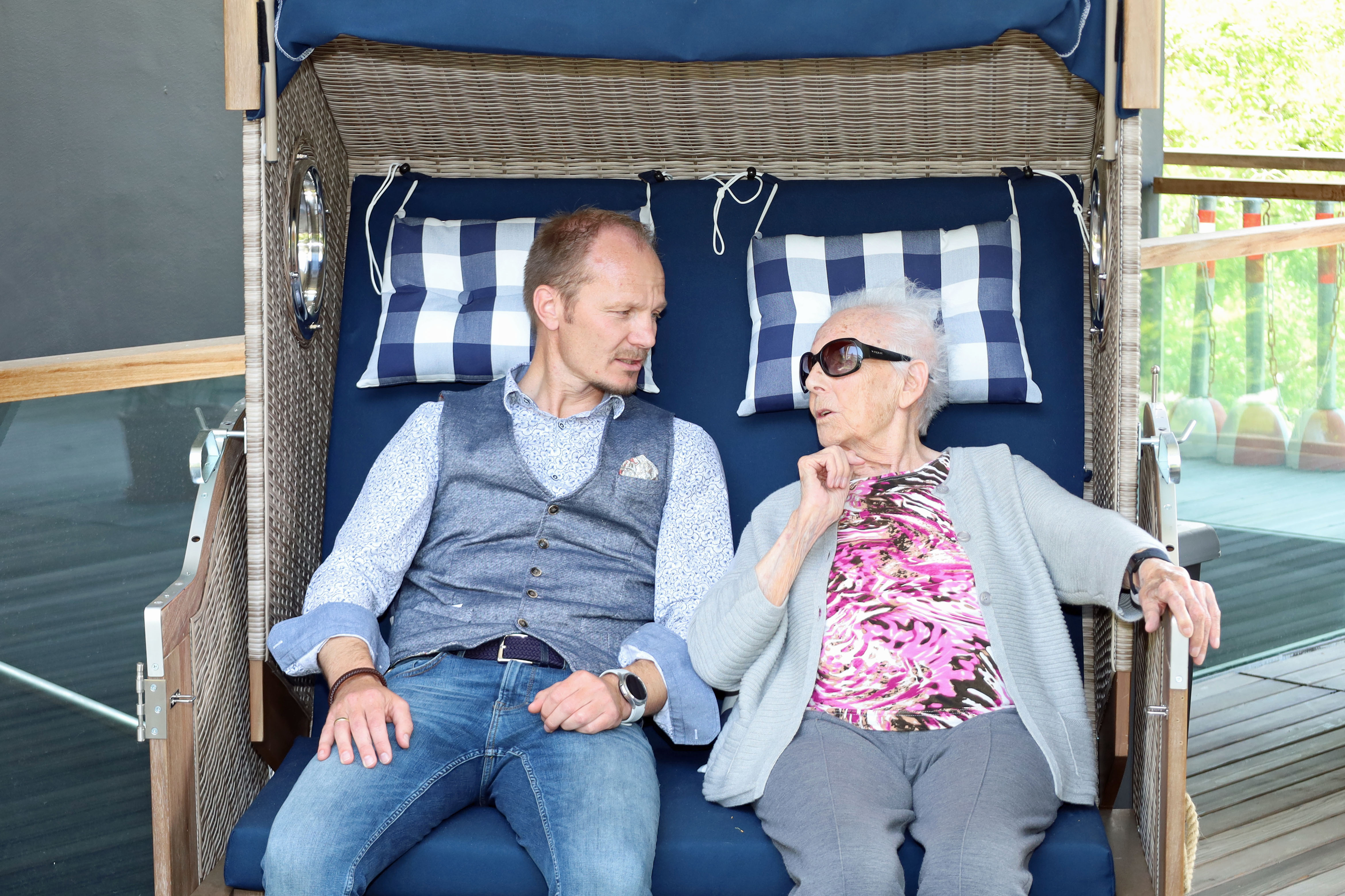 Vizebürgermeister Johannes Anzengruber mit Pauline Zettinig an ihrem Lieblingsplatz: Ein Strandkorb im Innenhof des ISD-Wohnheims Tivoli.