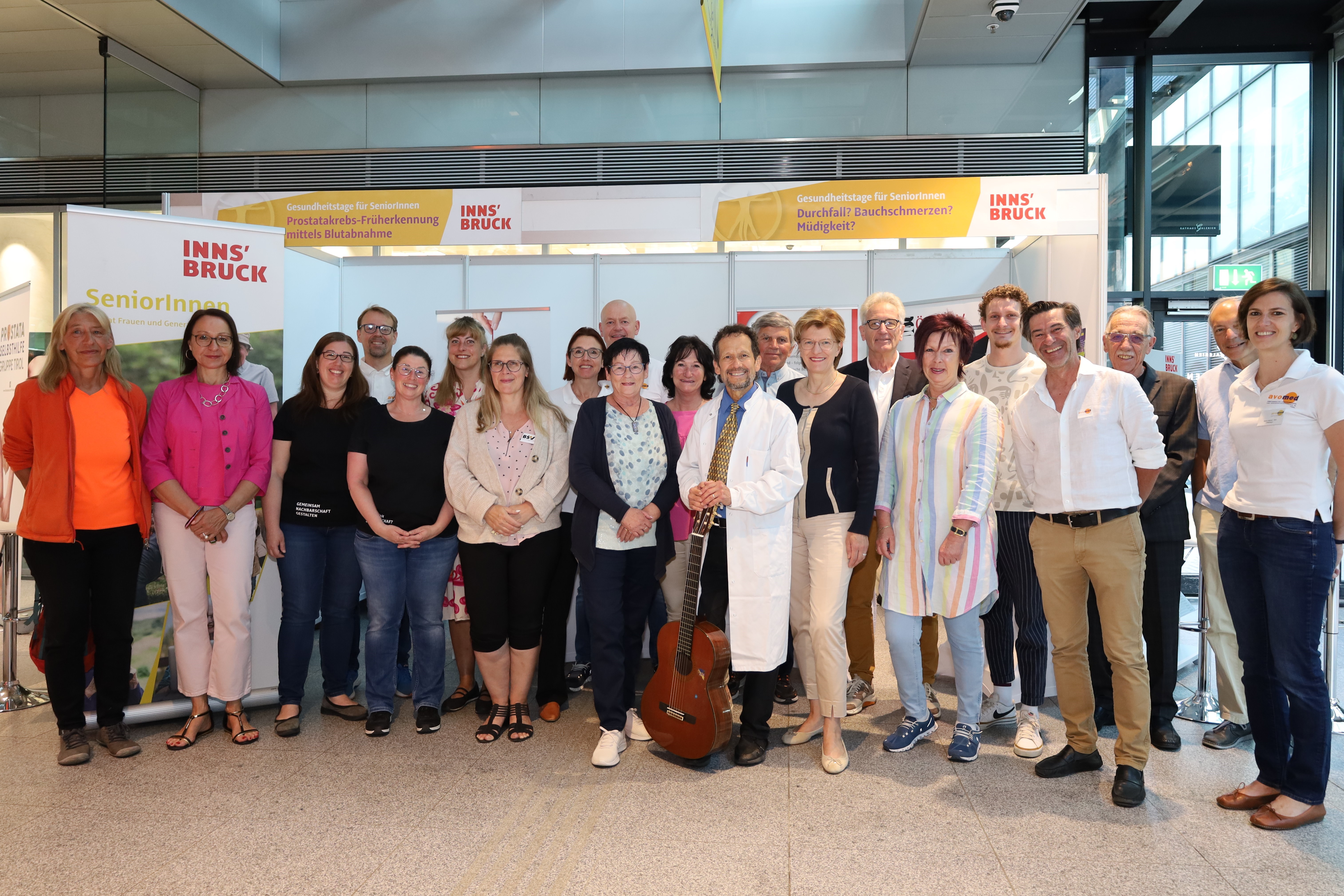 Zahlreiche Ärztinnen und Ärzte sowie Gesundheitsexpertinnen und -experten geben heute und morgen, 14. und 15. Juni, jeweils von 9.00 bis 16.00 Uhr, wertvolle Tipps und führen einfache Vorsorgeuntersuchungen durch. Bei der Eröffnung am 14. Juni mit Stadträtin Christine Oppitz-Plörer (8. v.r.) und Uschi Klee (Referatsleiterin Frauen, Generationen, 6. v.r.).