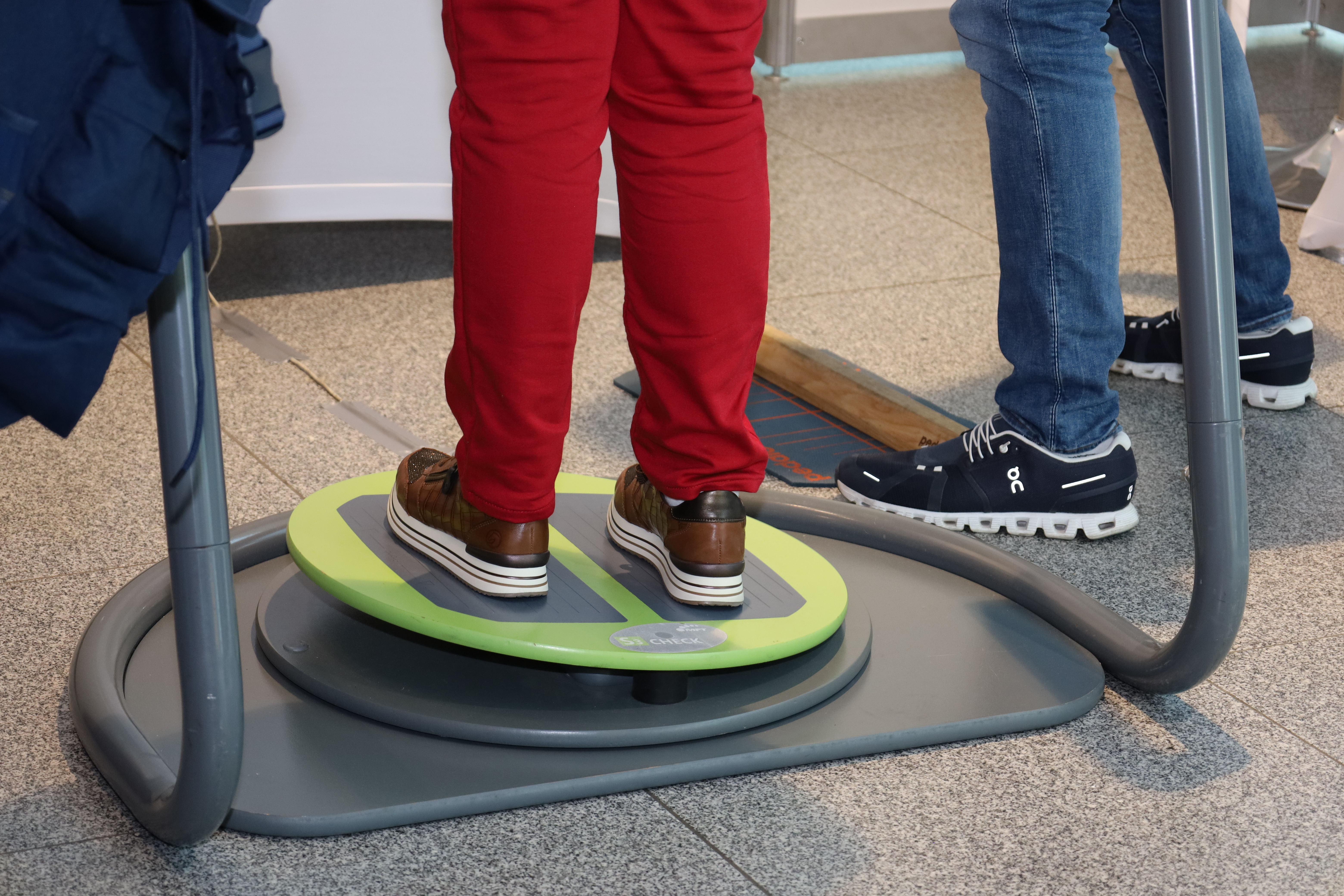 Auch die Koordination im Alter kann vor Ort getestet werden.