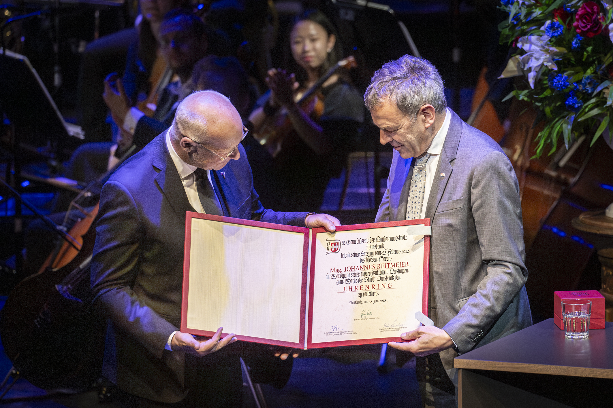 Der scheidende Intendant des Tiroler Landestheaters, Johannes Reitmeier (l.) erhielt im Rahmen eines Festabends im Tiroler Landestheater den Ehrenring der Stadt Innsbruck von Bürgermeister Georg Willi (r.).