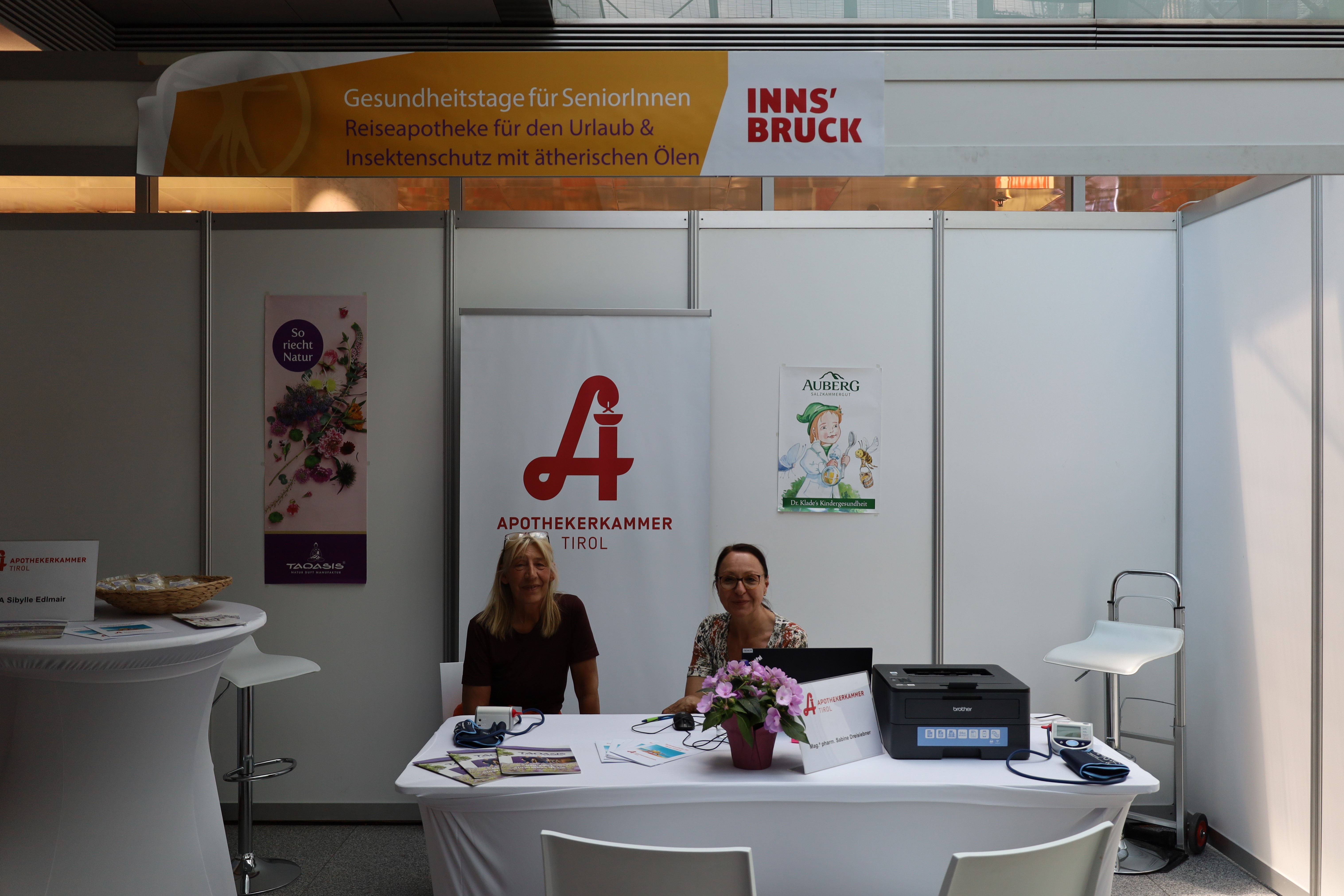 Mitarbeiterinnen der Apothekerkammer Tirol boten Beratung zur Reiseapotheke für den Urlaub und Insektenschutz.