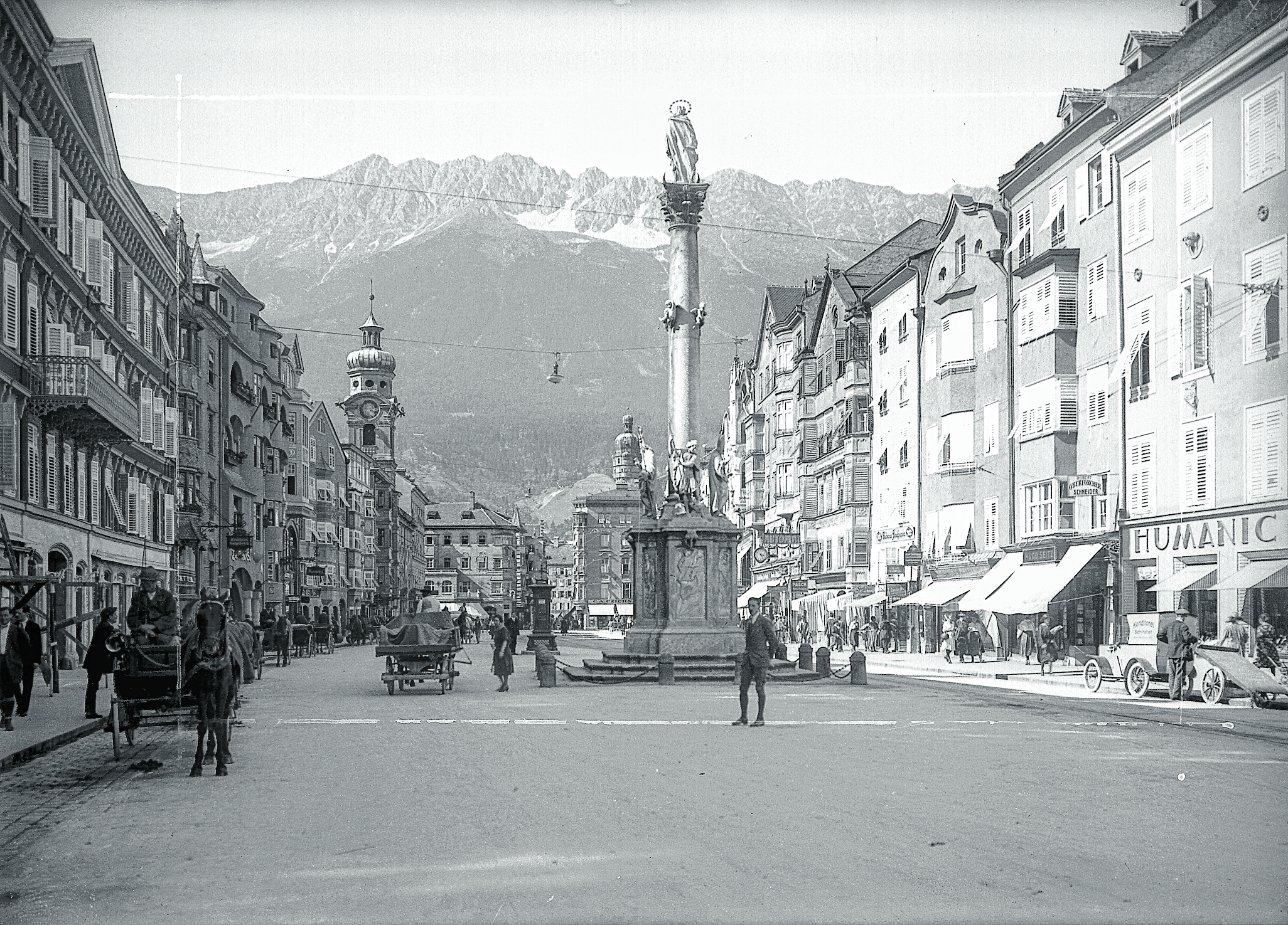 Maria-Theresien-Straße mit der Annasäule im August des Jahres 1923.
