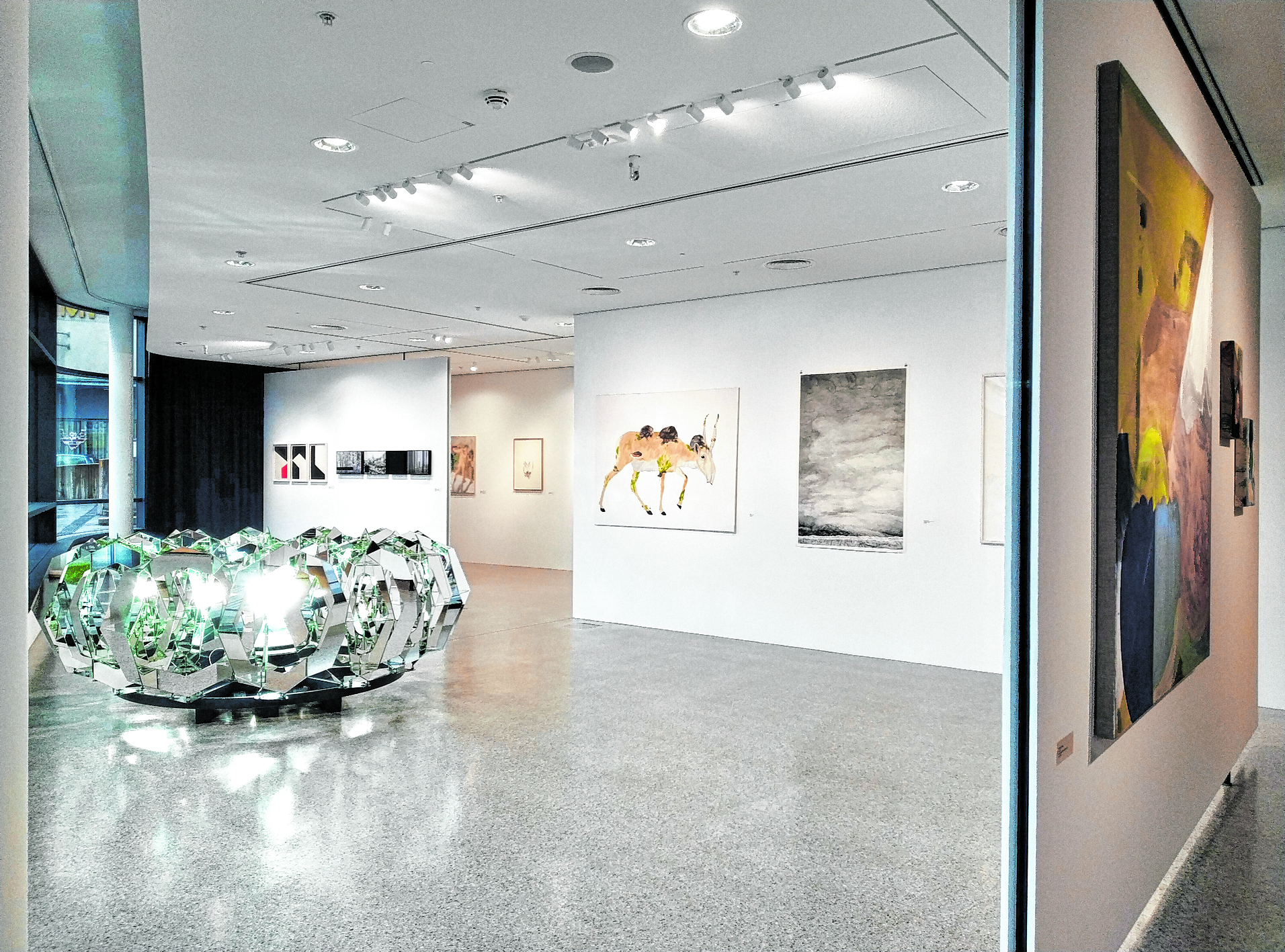 Ein Blick zurück: Ausstellungsansicht der städtischen Kunstankäufe 2022.