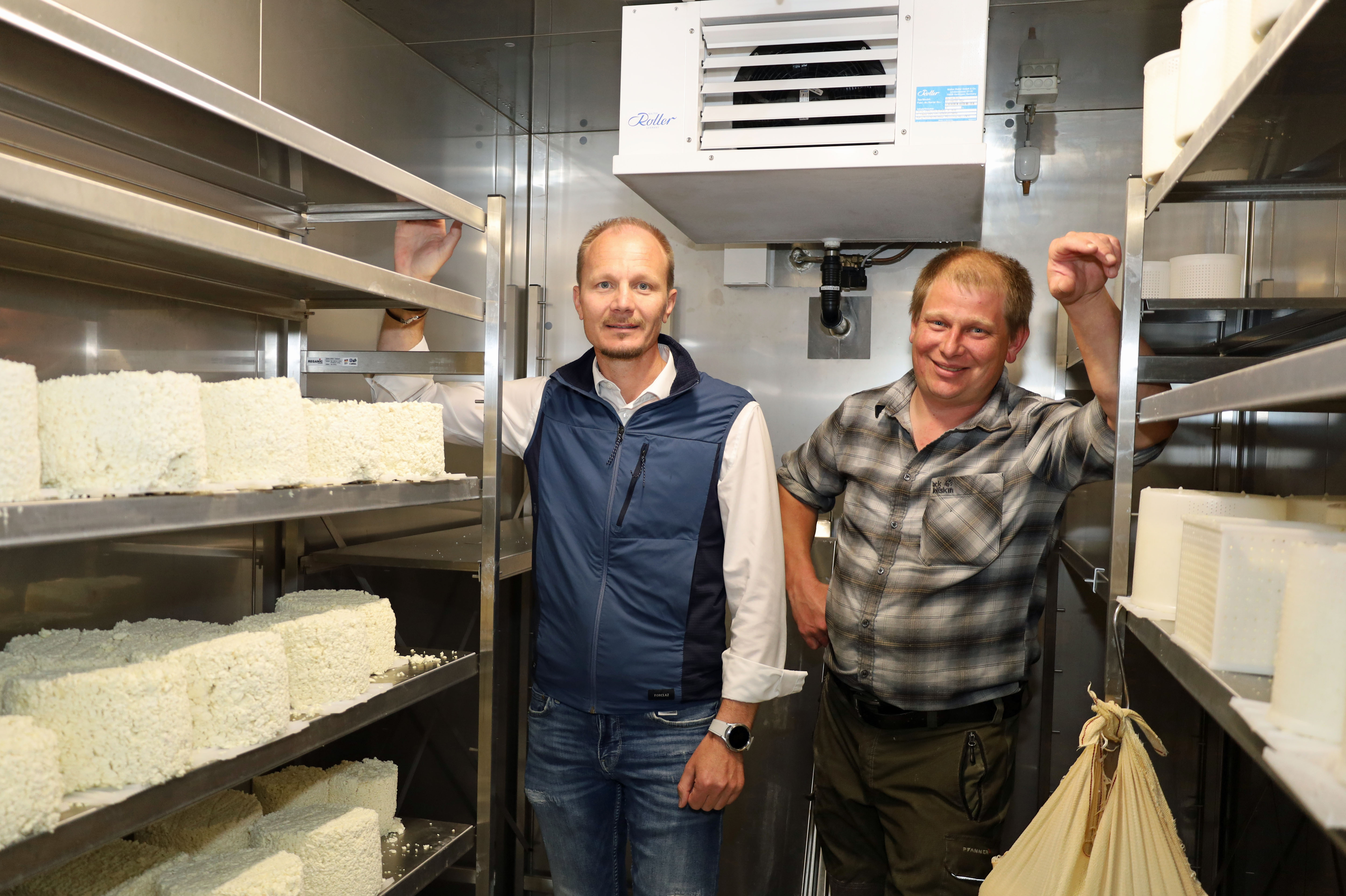 In der neu gebauten Sennerei werden regionale Spezialitäten wie Graukäse und Almbutter hergestellt.