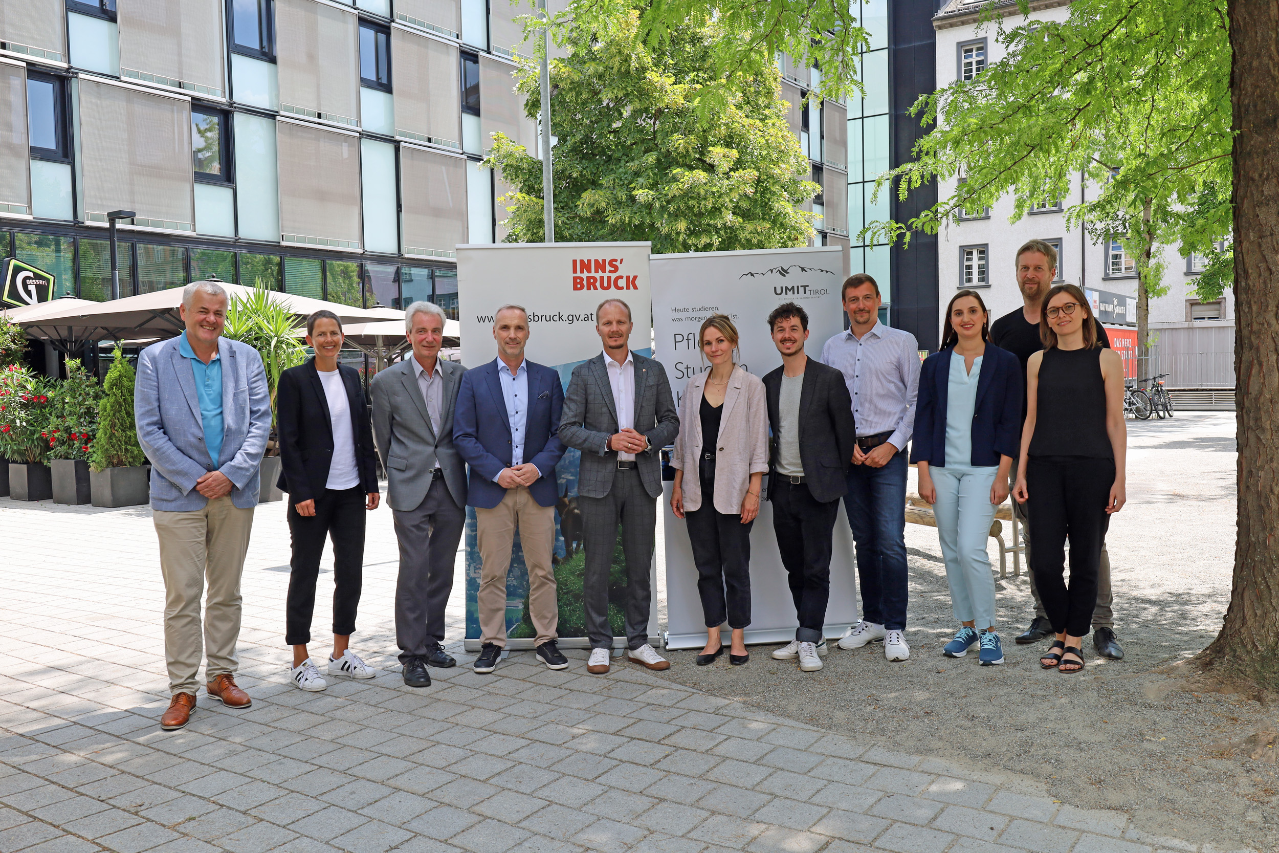 Vizebürgermeister Johannes Anzengruber (5. v.l.) empfing das Team der UMIT Tirol (Margarethe Achenrainer 2. v.l., Gerhard Müller 3. v.l., Harald Stummer 4. v.l., Silvia Angerer r. sowie Chiara Messina 3. v.r.) gemeinsam mit Vertretern der ISD (ISD-GF Hubert Innerebner, l.) und der Stadt im Innsbrucker Rathaus.