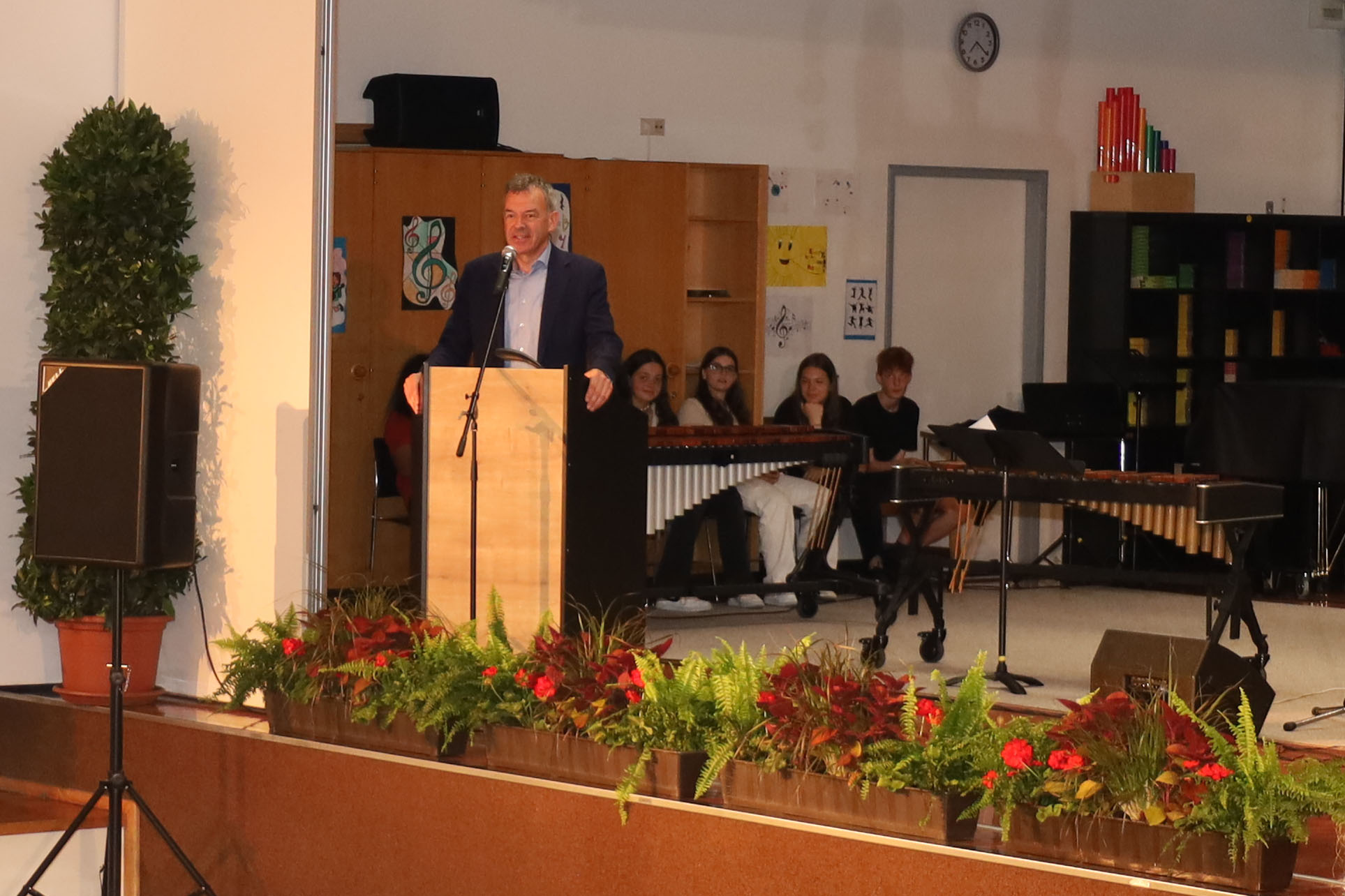 „Nicht wir zeichnen euch aus – ihr zeichnet euch aus“, betont Innsbrucks Bürgermeister Georg Willi in seiner Ansprache an die erfolgreichen SchülerInnen.