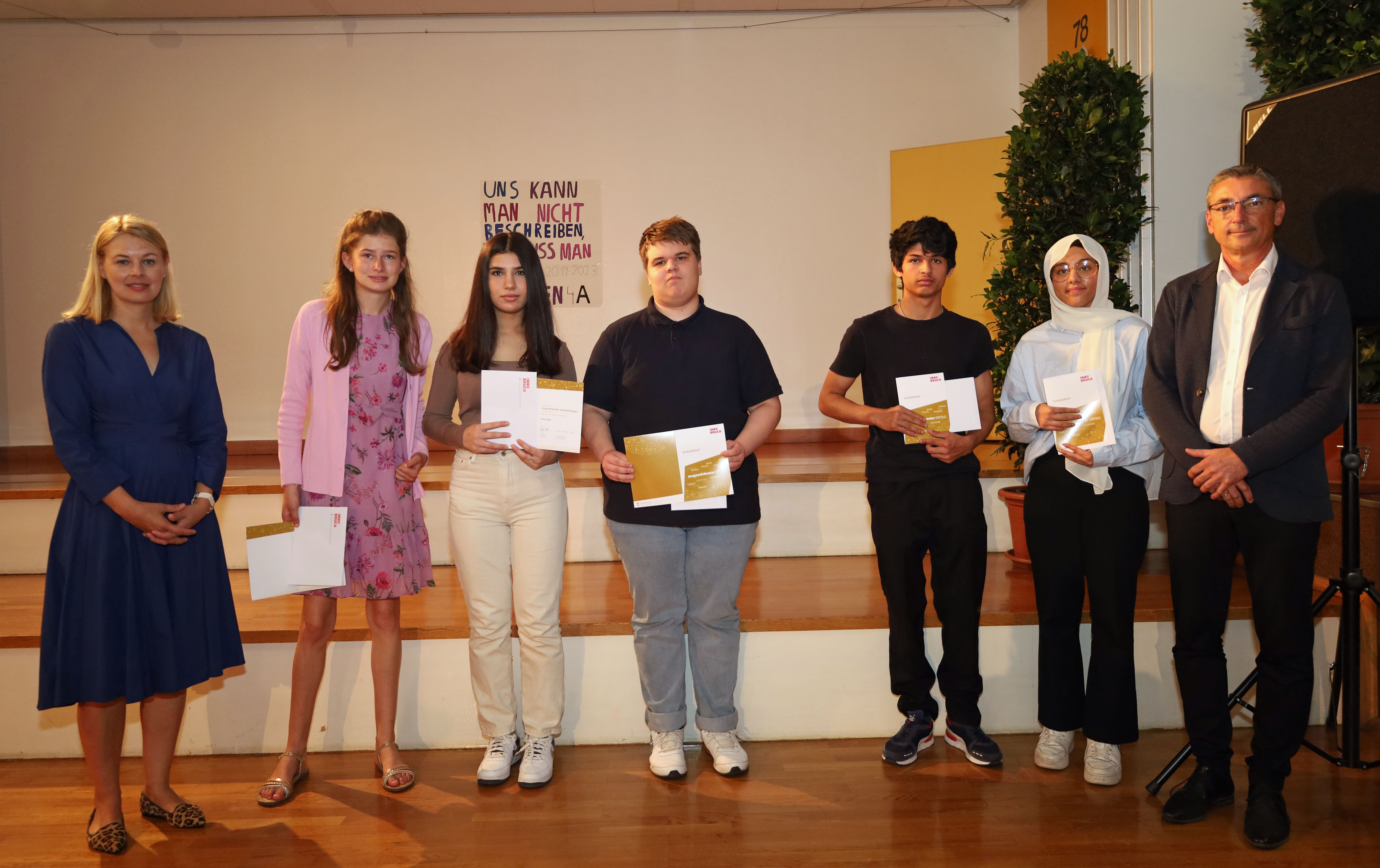 Bildungsstadträtin Elisabeth Mayr (l.) und Schulqualitätsmanager Dietmar Meinschad (r.) mit den ausgezeichneten SchülerInnen der Daniel-Sailer-Schule.