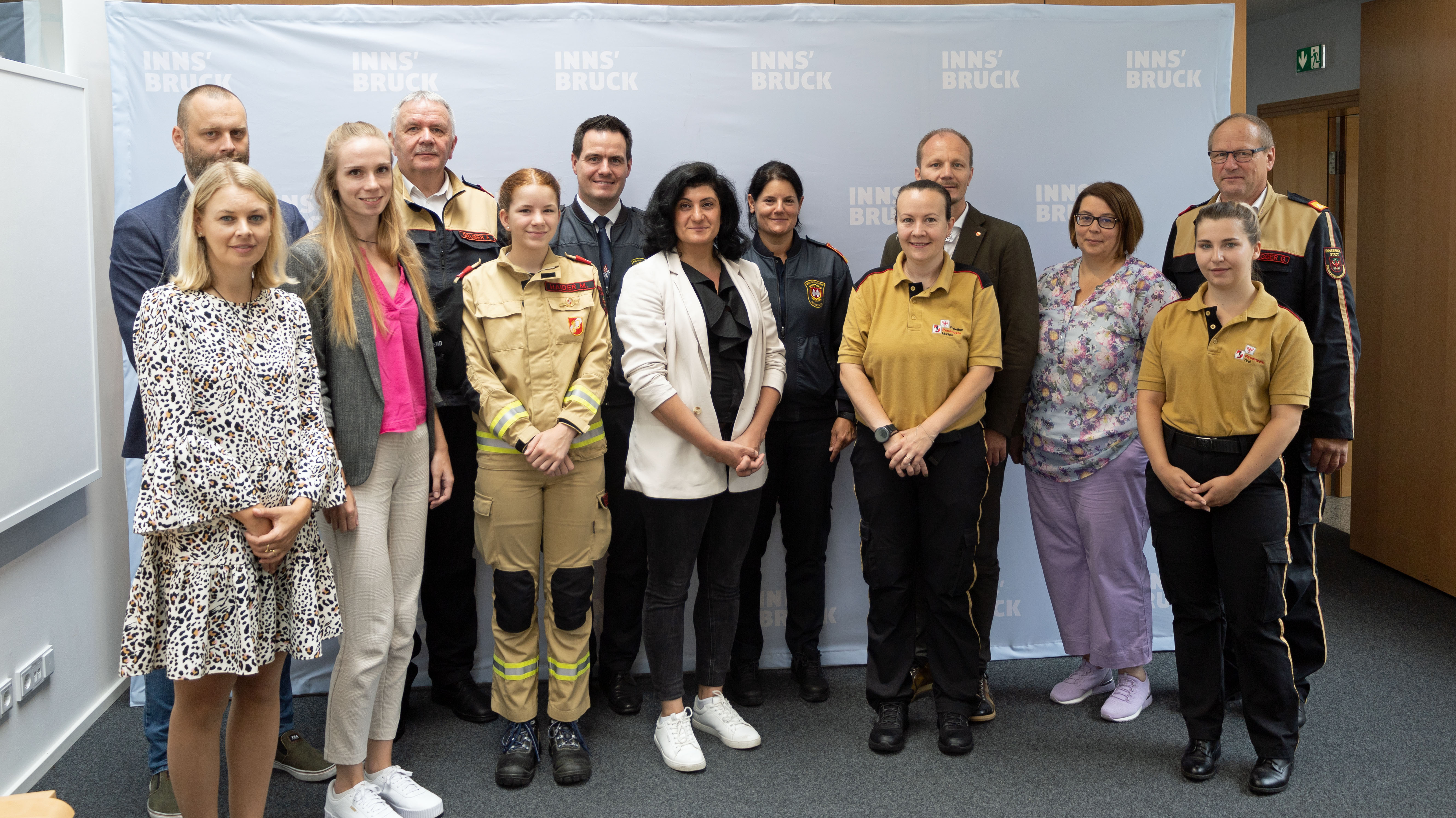 (v.l.n.r.) Stadträtin Elisabeth Mayr, Renè Sukopf (Marke und Markenkommunikation), Victoria Klausner (Amt für Personalwesen), Landesfeuerwehrinspektor Alfons Gruber, Marlene Haider (Freiwillige Feuerwehr), Branddirektor Helmut Hager, Landtagsabgeordnete Zeliha Arslan, Maria Nuener (Berufsfeuerwehr), Marion Liebl (Freiwillige Feuerwehr), Vizebürgermeister Johannes Anzengruber, Sabine Floßmann (Gleichbehandlungs- und Lehrlingsbeauftragte), Nina Rippl (Freiwillige Feuerwehr) und Bezirks-Feuerwehrkommandant Gerhard Mayregger nahmen am ersten Kick-Off des Runden Tisches teil.