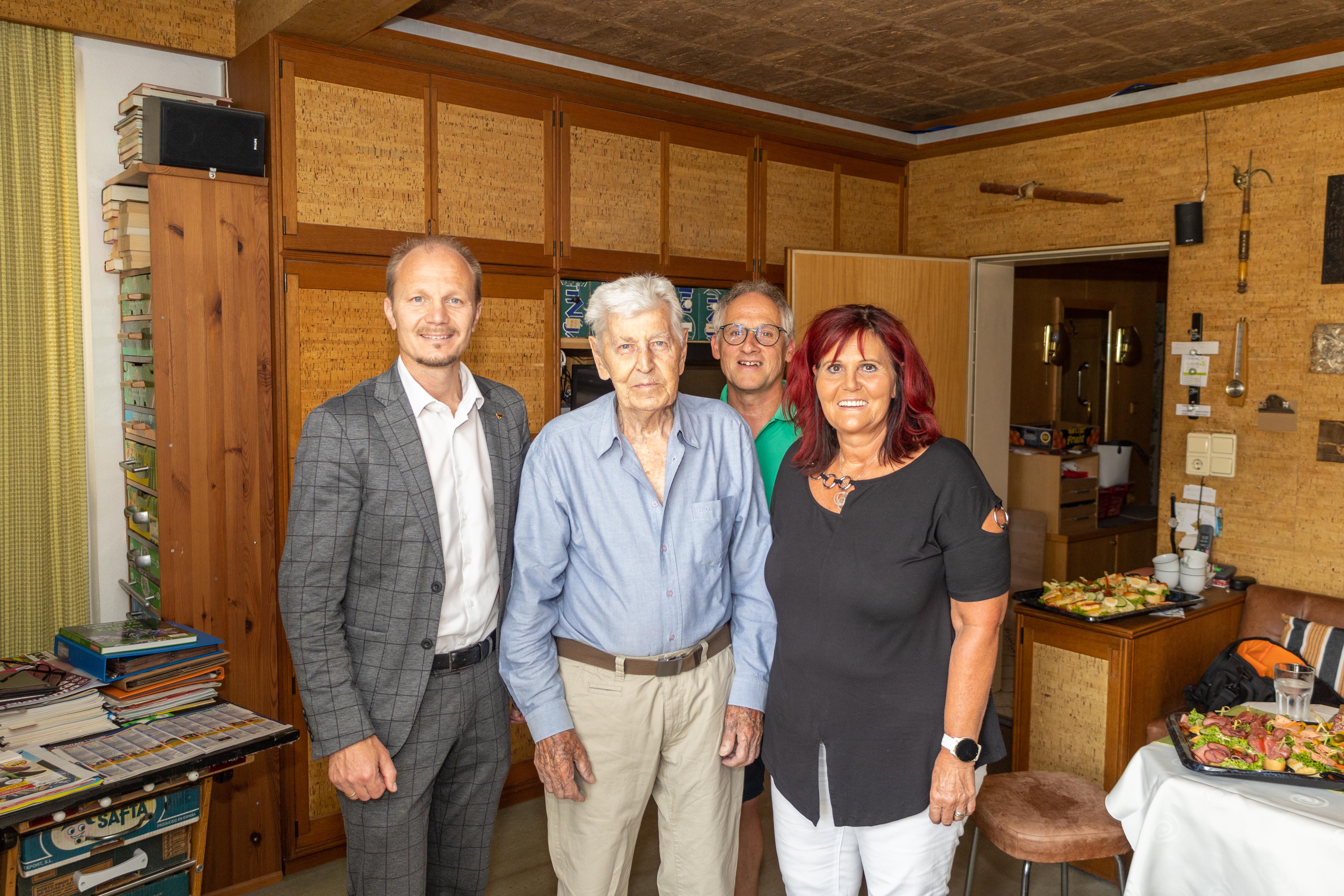 Vizebürgermeister Johannes Anzengruber gratulierte Simon Ebner im Beisein seiner Nichte Andrea und ihrem Gatten Josef zum 100. Geburtstag.