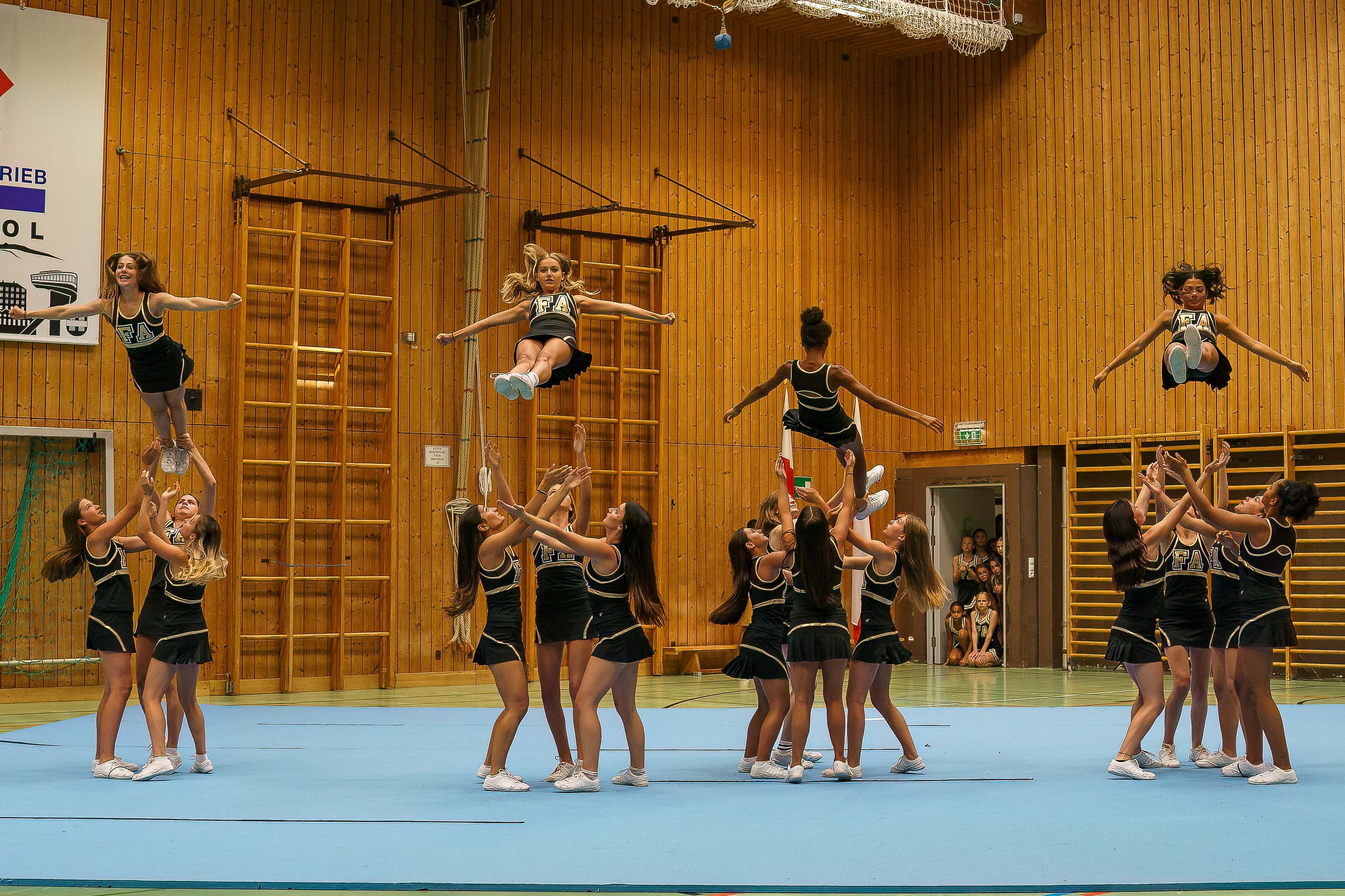 Die weiblichen Absolventinnen eröffneten die Feier mit einem Cheerleading-Showact.