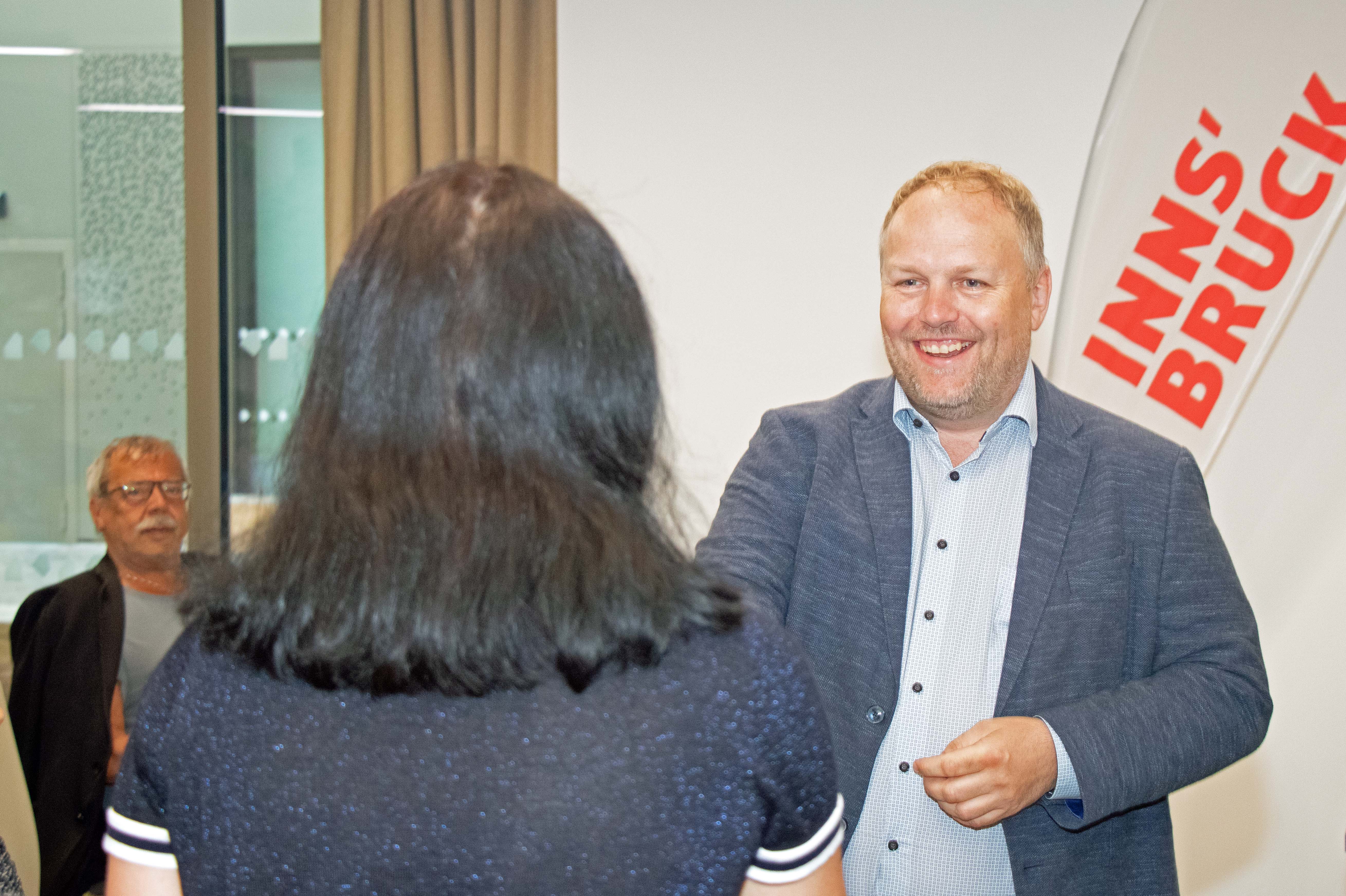 Die Gemeinderäte Lucas Krackl (r.) und Gerhard Fritz (l.) freuen sich gemeinsam mit einer Mieterin über die neuen Stadtwohnungen.