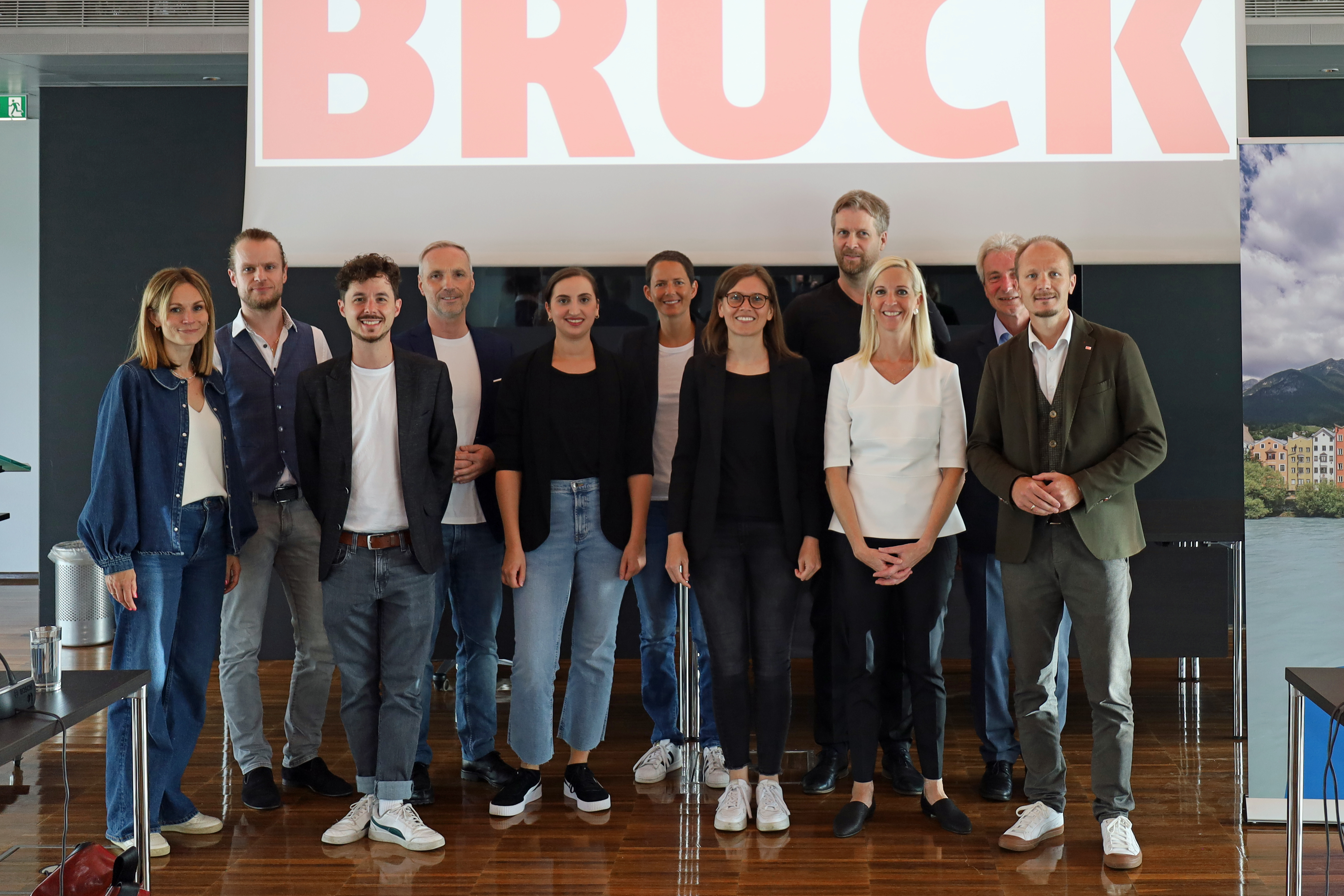 Um die Herausforderungen im Bereich der Pflege und Betreuung meistern zu können, soll eine Pflegestrategie für die nächsten zehn Jahre ausgearbeitet werden. „Die Pflege und Betreuung älterer Menschen nimmt in Innsbruck höchsten Stellenwert ein und begegnet in der Stadt anderen Herausforderungen als in ländlich strukturierten Gemeinden Tirols“, betont Vizebürgermeister Johannes Anzengruber (r.). Gemeinsam mit (v. l. n. r.) Brigitta Kerer, Amtsvorstand Mathias Behmann, Amtsvorstand Alexander-Simon Strobl, Harald Stummer, Chiara Messina, Margarethe Achenrainer, Silvia Angerer, Reinhard Griener, Renate Kirchler und Gerhard Müller tauschte er sich im Innsbrucker Rathaus über die weitere Vorgangsweise aus.