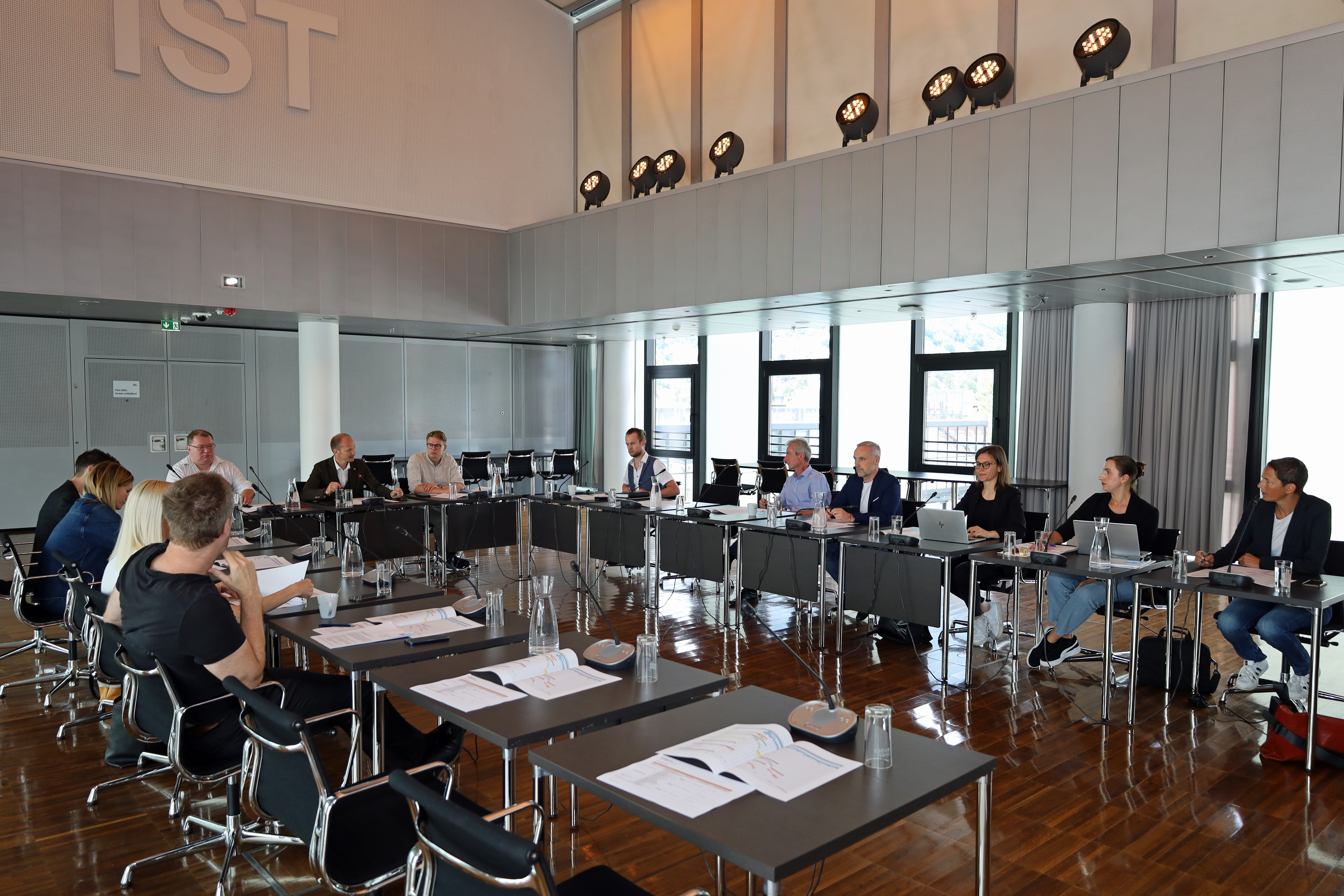 Um die Herausforderungen im Bereich der Pflege und Betreuung meistern zu können, soll eine Pflegestrategie für die nächsten zehn Jahre ausgearbeitet werden. „Die Pflege und Betreuung älterer Menschen nimmt in Innsbruck höchsten Stellenwert ein und begegnet in der Stadt anderen Herausforderungen als in ländlich strukturierten Gemeinden Tirols“, betont Vizebürgermeister Johannes Anzengruber (r.). Gemeinsam mit (v. l. n. r.) Brigitta Kerer, Amtsvorstand Mathias Behmann, Amtsvorstand Alexander-Simon Strobl, Harald Stummer, Chiara Messina, Margarethe Achenrainer, Silvia Angerer, Reinhard Griener, Renate Kirchler und Gerhard Müller tauschte er sich im Innsbrucker Rathaus über die weitere Vorgangsweise aus.