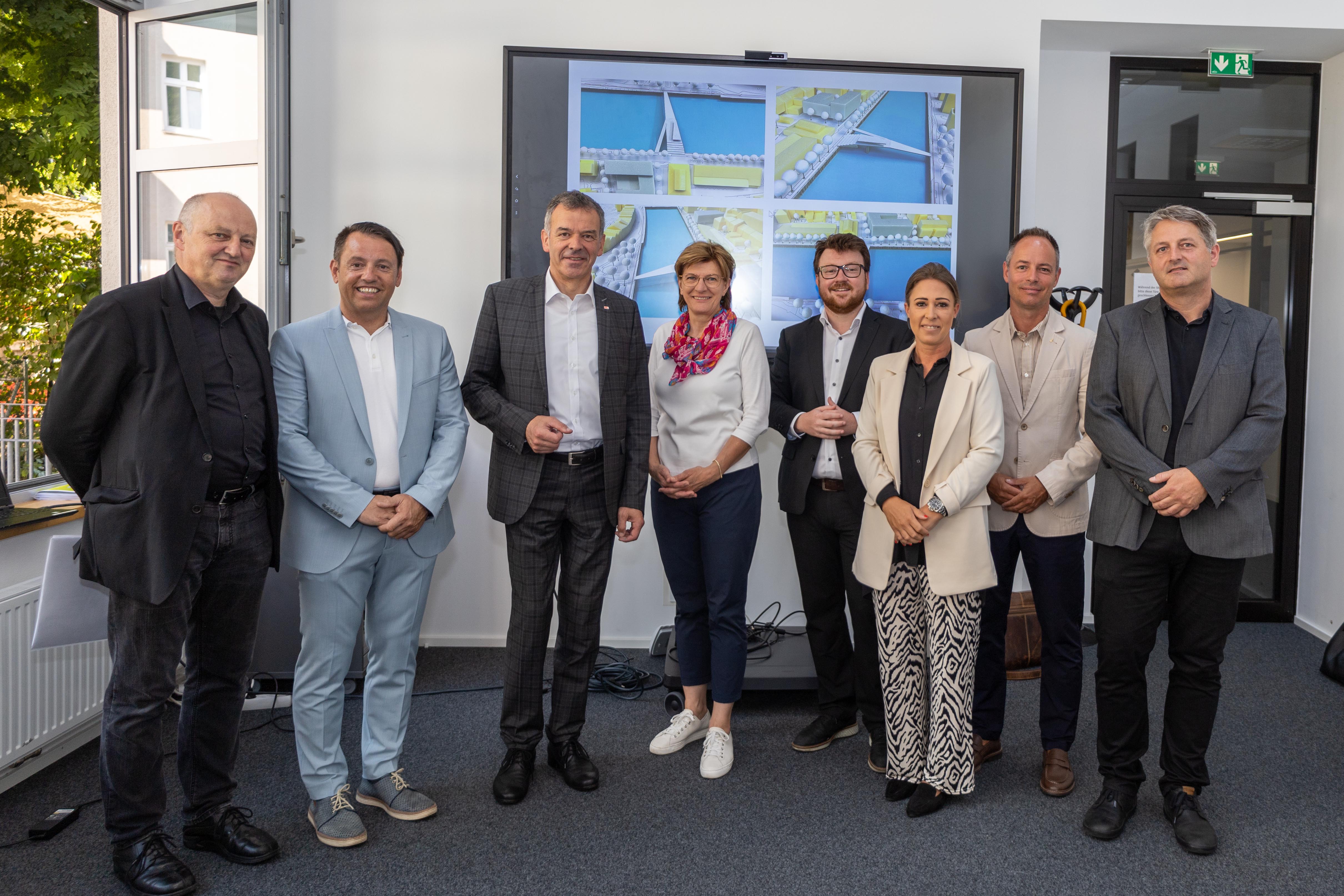 Präsentierten im Rahmen einer Pressekonferenz die Studie zum Projekt Marktviertel (v. l. n. r.): Architekt Thomas Gasser, IIG-Geschäftsführer Franz Danler, Bürgermeister Georg Willi, Stadträtin Christine Oppitz-Plörer, Gemeinderat Benjamin Plach, Gemeinderätin Mariella Lutz, Vizebürgermeister Markus Lassenberger und Architekt Stefan Mayr.