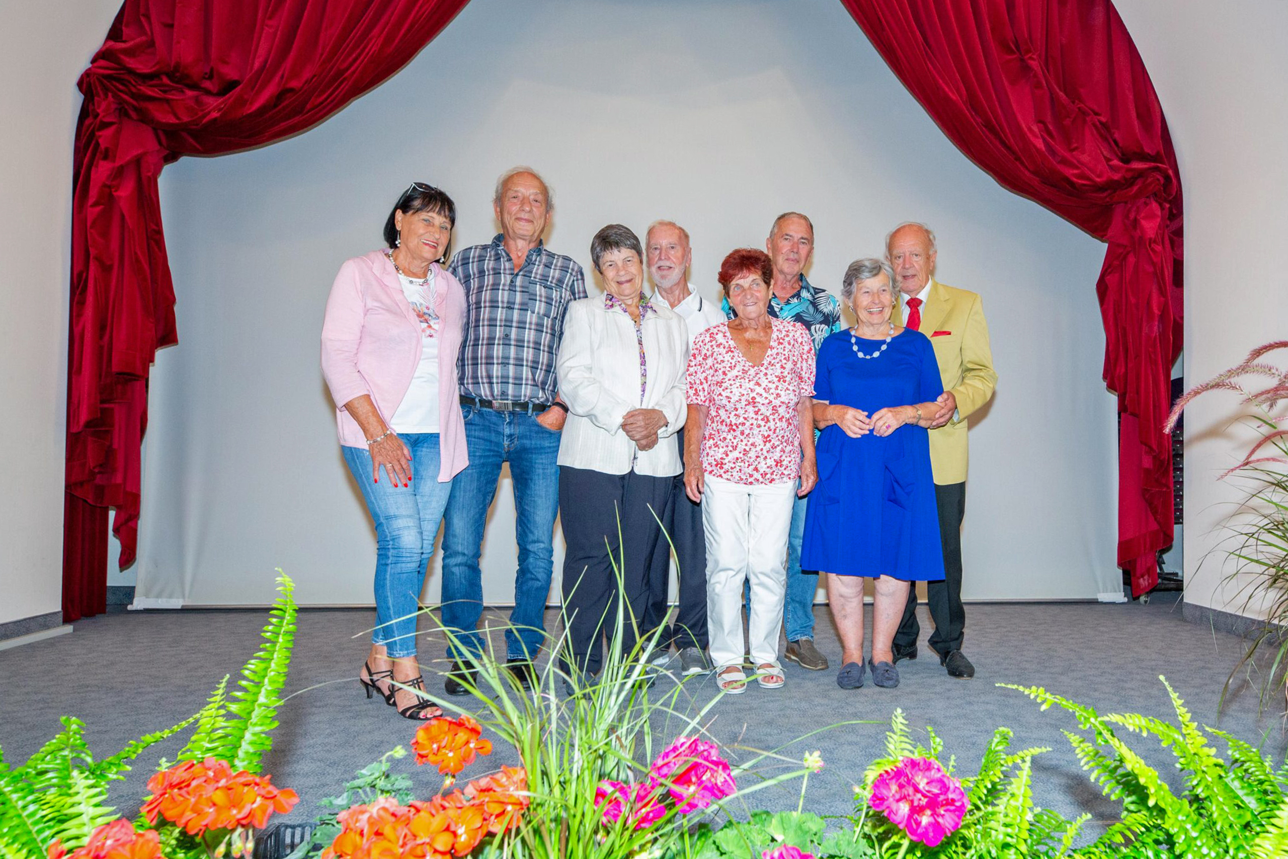 50, 60 sogar 70 Jahre verheiratet, das feiert die Stadt Innsbruck traditionell mit ihren Jubelpaaren. Zum Fest am 19. Juli im Ursulinensaal kamen 25 Paare, die im Sommer 1953, 1958, 1963 oder 1973 geheiratet haben. Der 18. Mai war 1963 ein besonders glückbringender Hochzeitstag, schließlich haben sich damals acht der Anwesenden das Ja-Wort gegeben. Für das leibliche Wohl war gesorgt, Blumenschmuck und Musik kreierten eine festliche Stimmung. Die Möglichkeit miteinander anzustoßen, gemeinsam in Erinnerungen zu schwelgen und Geschichten auszutauschen war zweifellos der Höhepunkt. Ein kleiner Rosenstock zur Erinnerung an den gelungenen Nachmittag - auch ein Symbol für eine Jahrzehnte überdauernde Liebe, begleitete die Jubilarinnen und Jubilare nach der Feier nach Hause.