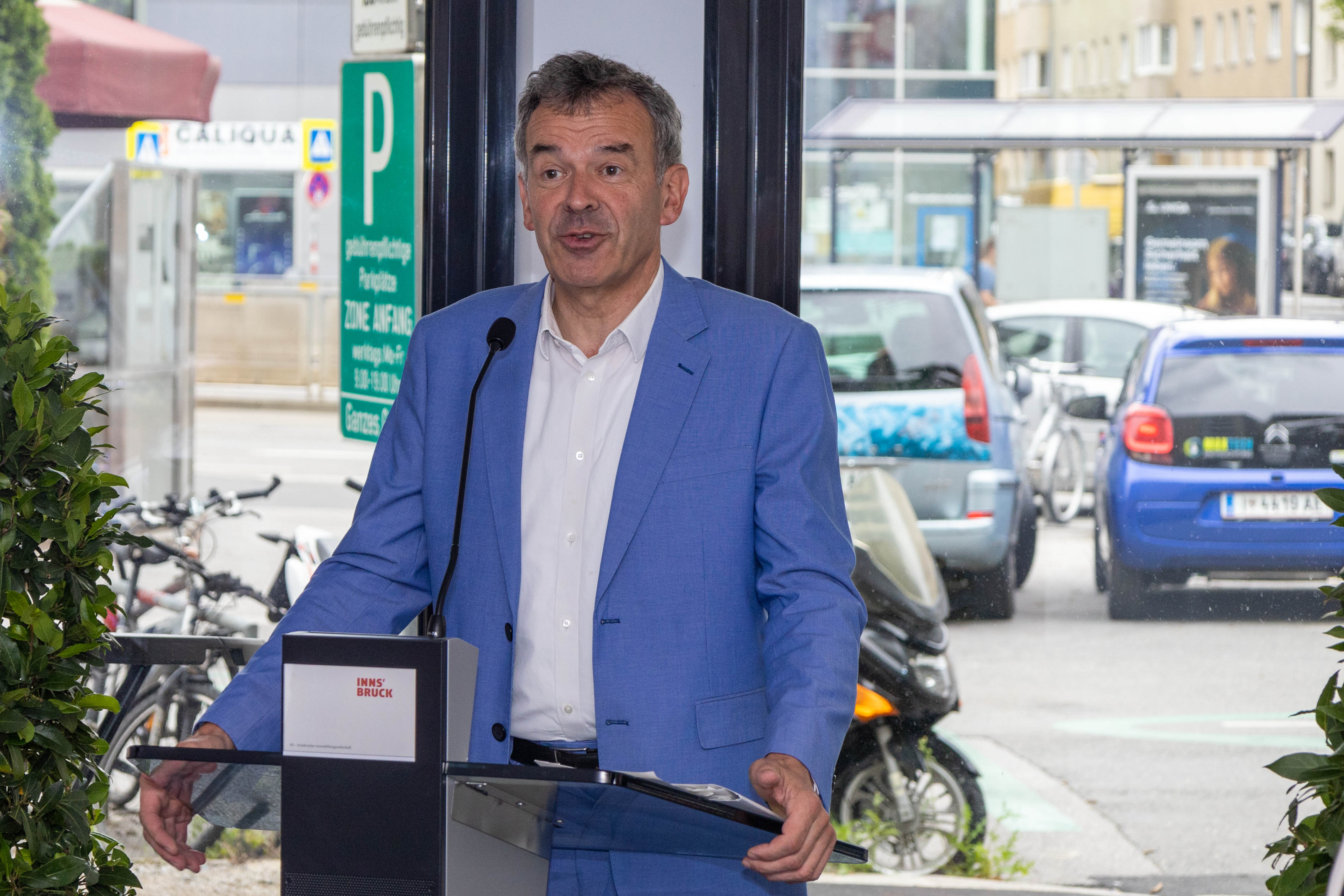 Bürgermeister Georg Willi begrüßte die neuen BewohnerInnen des Hauses.