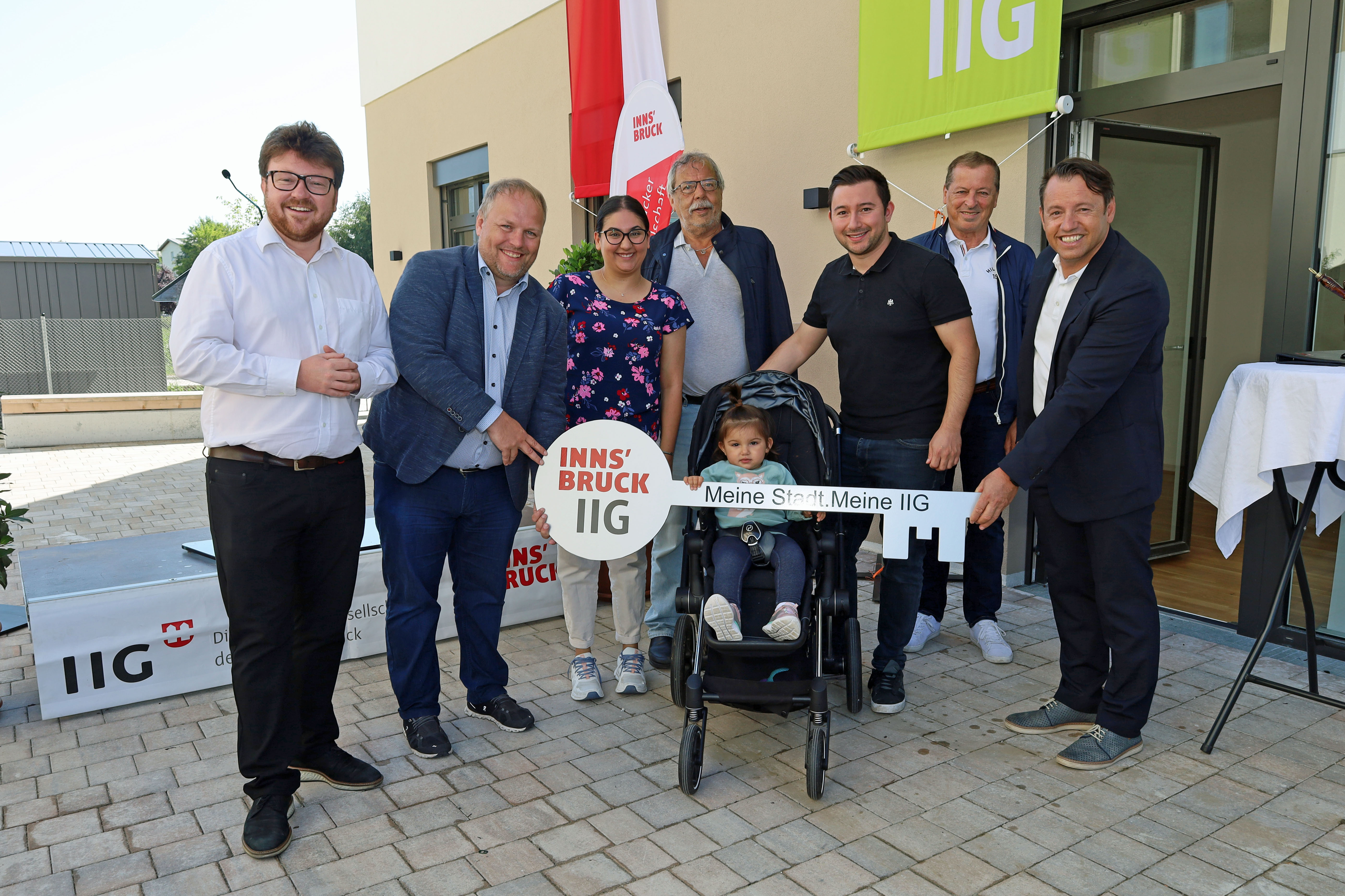 Die neuen MieterInnen freuen sich gemeinsam mit (v.l.n.r.) den Gemeinderäten Benjamin Plach, Lucas Krackl, Gerhard Fritz, Helmut Buchacher und IIG-Geschäftsführer Franz Danler über die Wohnungen.