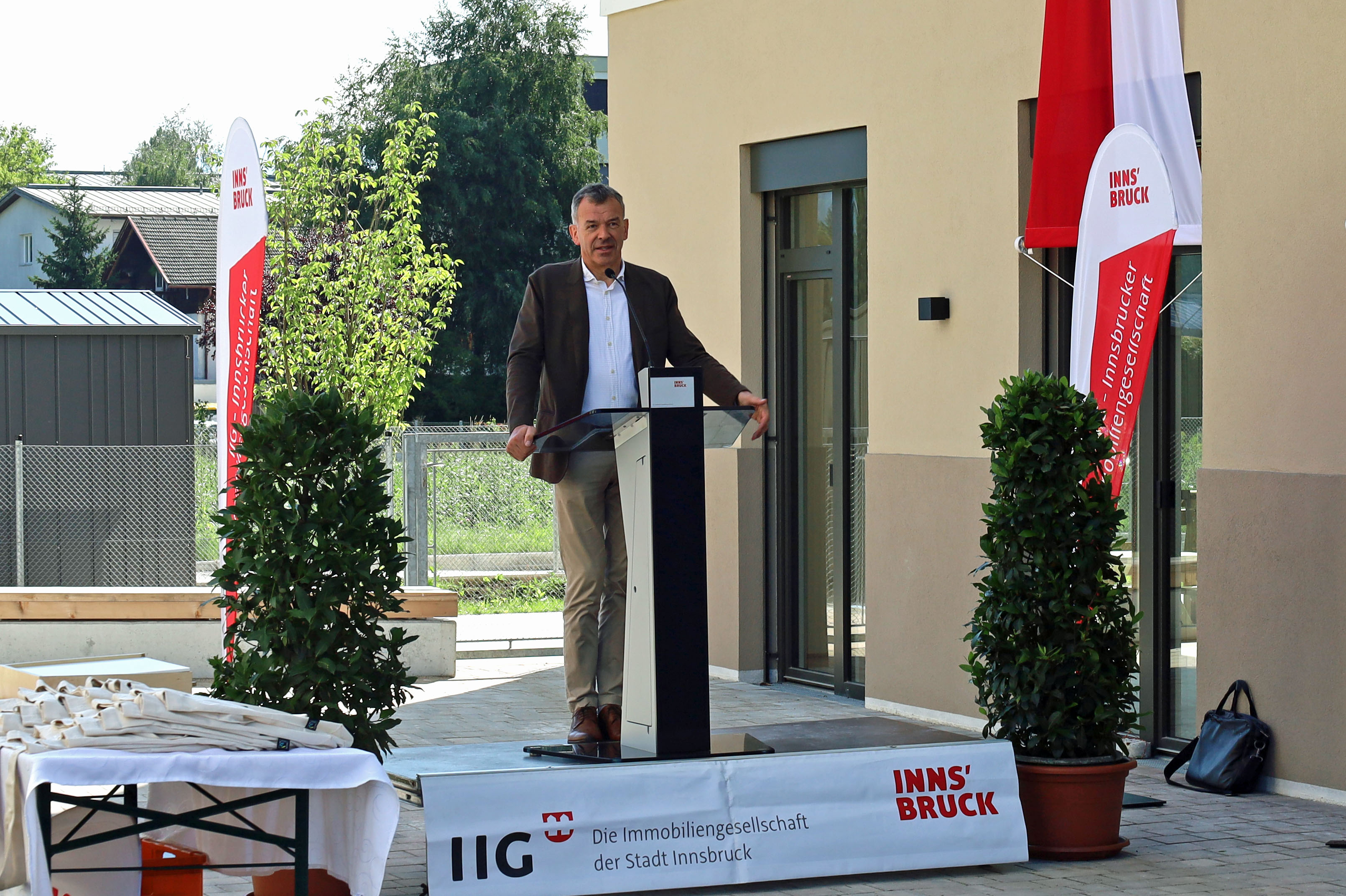 "Wohnen müssen wir alle – deshalb sollten es sich auch alle leisten können" betont Bürgermeister Georg Willi.