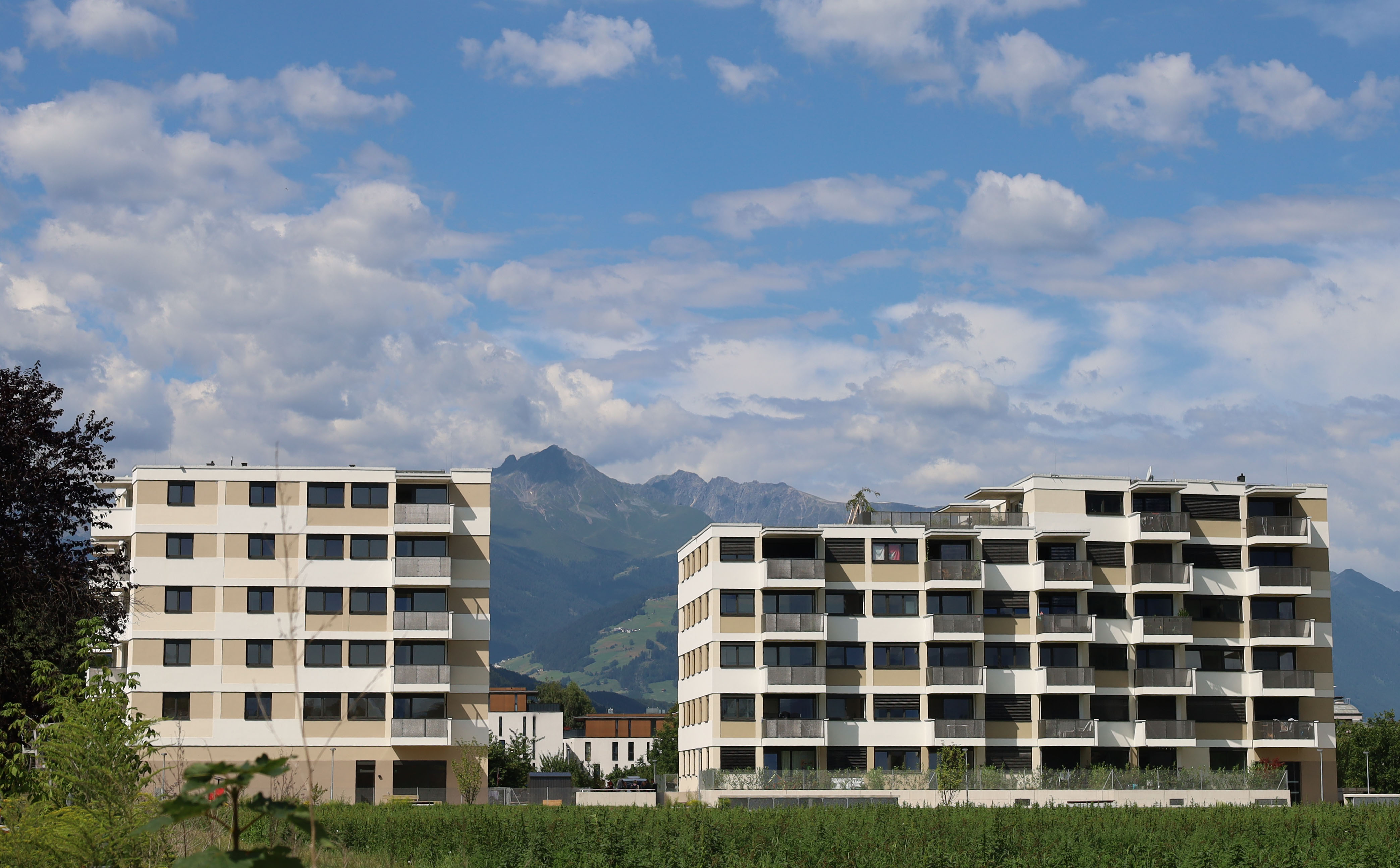 Der Neubau Tiergartenstraße 60 (l.).