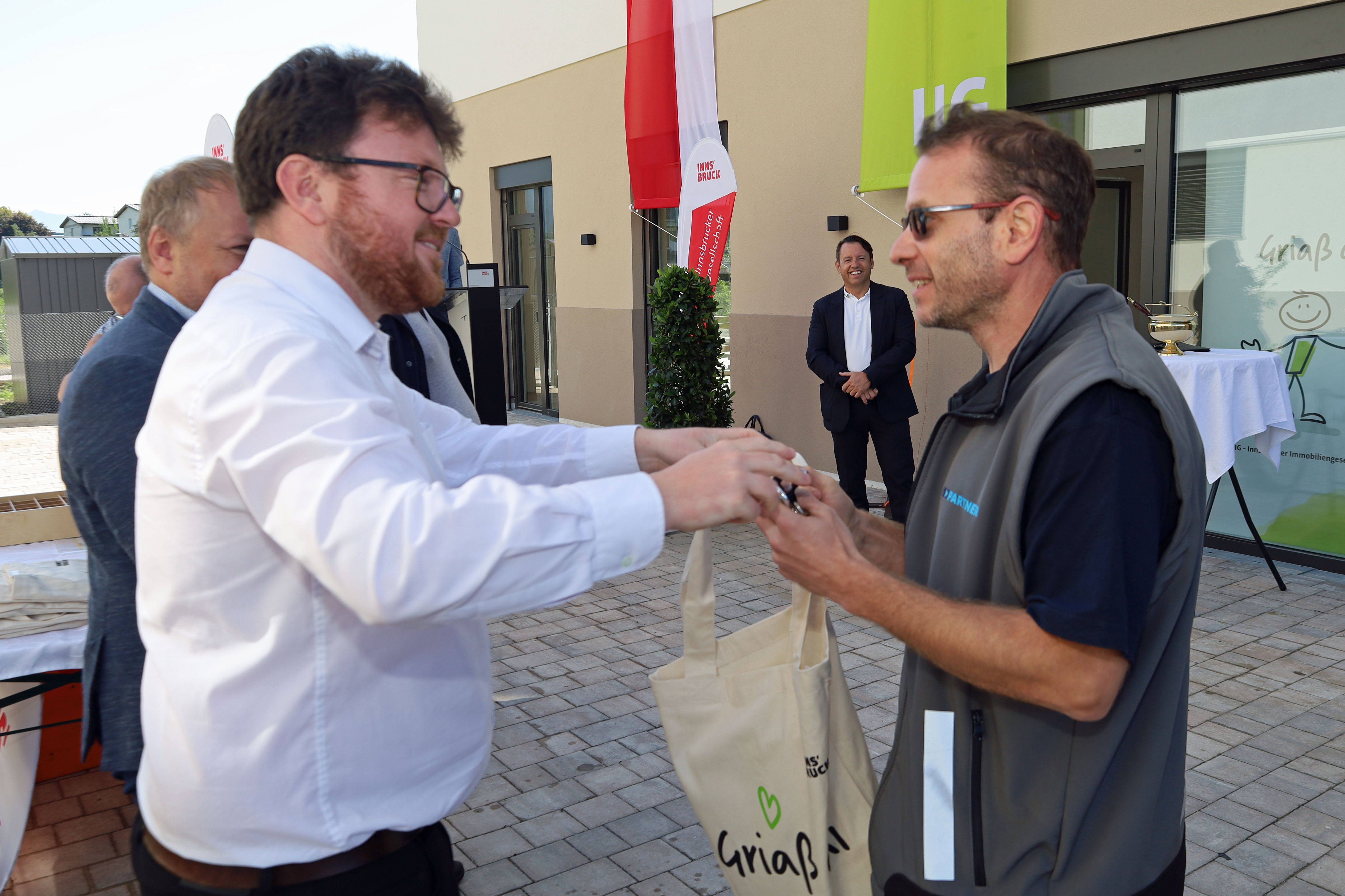 Gemeinderat Benjamin Plach bei der Schlüsselübergabe.