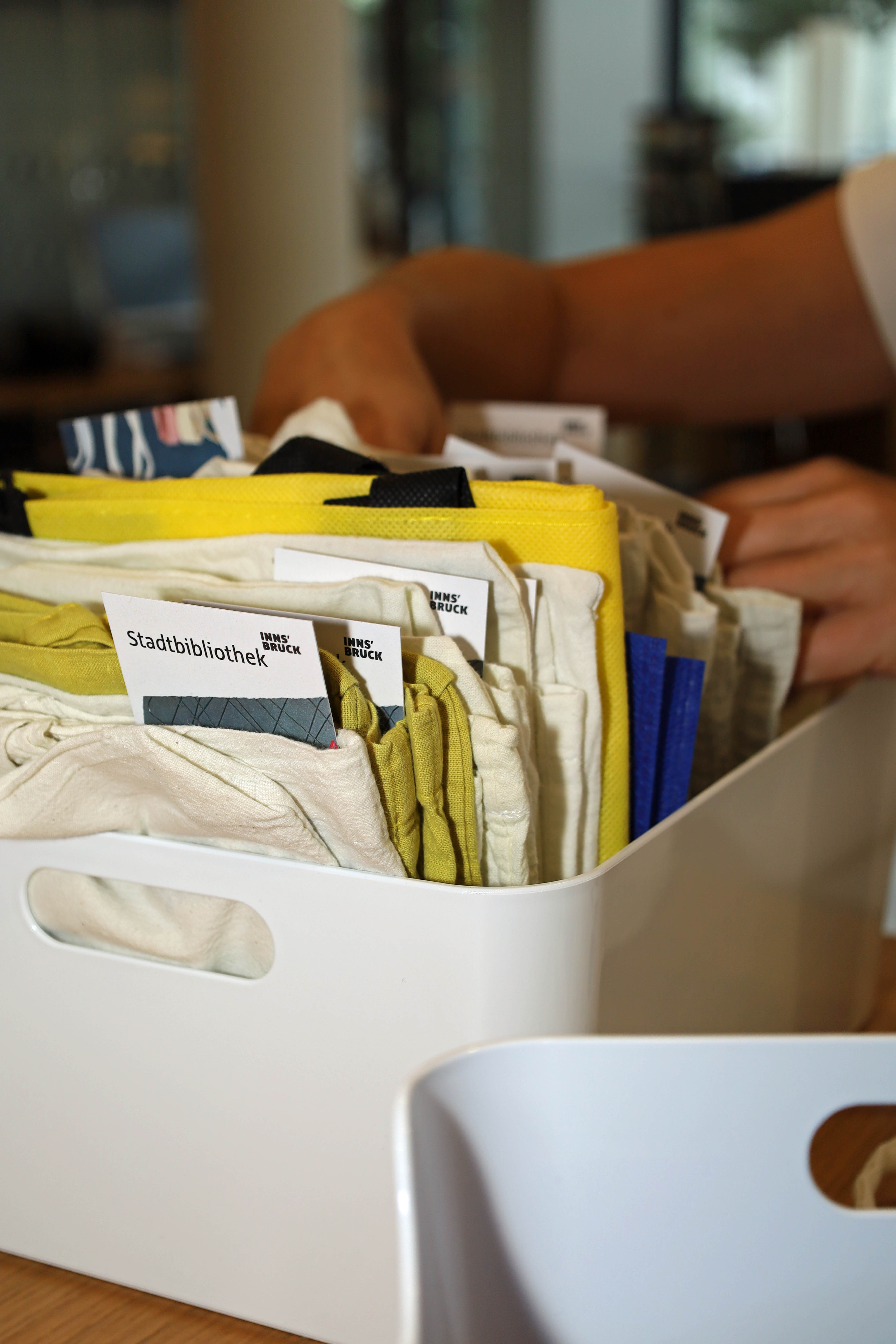 Steckt alle in die Tasche: Mehrweg und Re-Use werden in der Stadtbibliothek Innsbruck großgeschrieben.