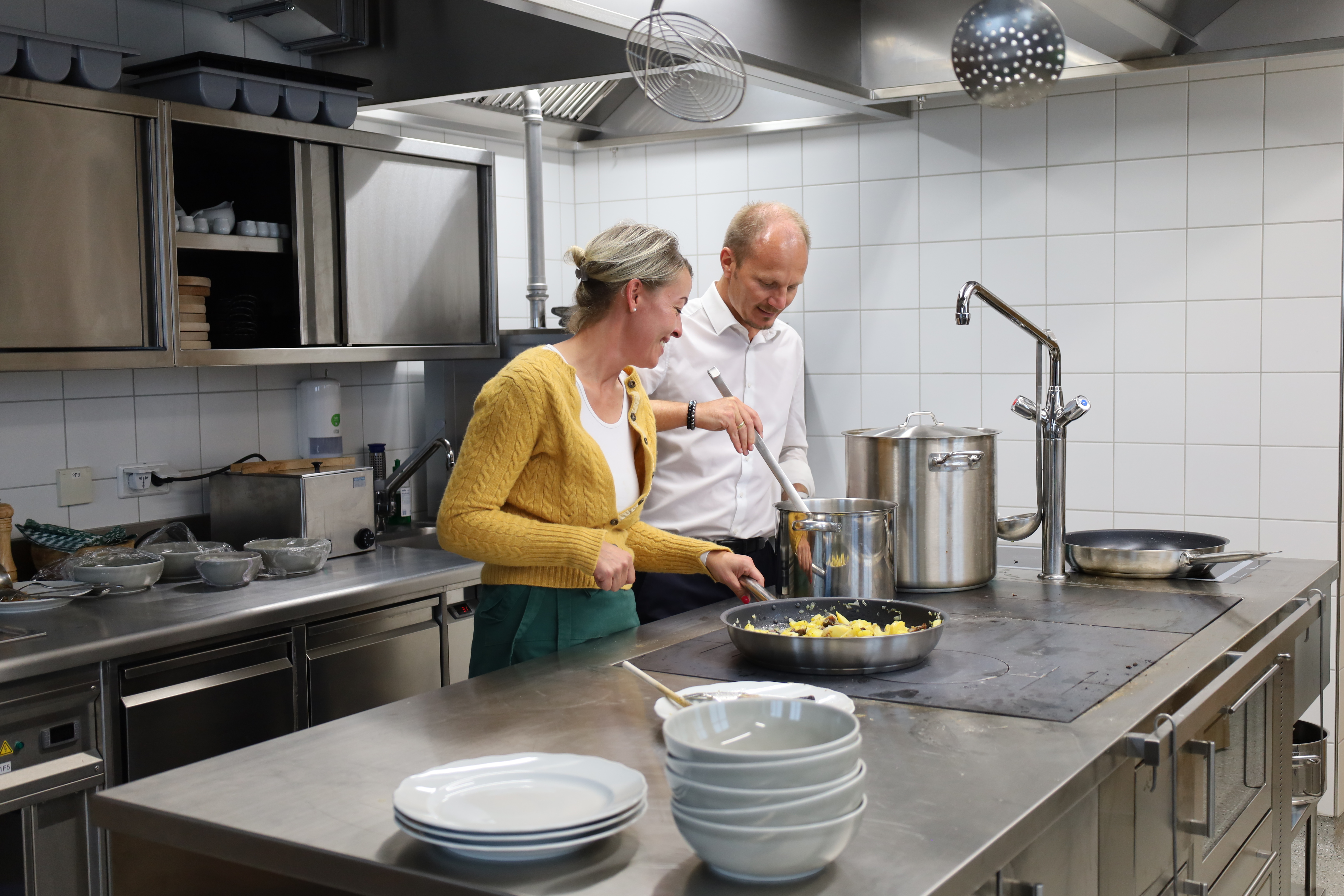Vizebürgermeister Johannes Anzengruber und Pächterin Nadja Berchtold in der neuen Gastroküche mit neuem Holzofen.