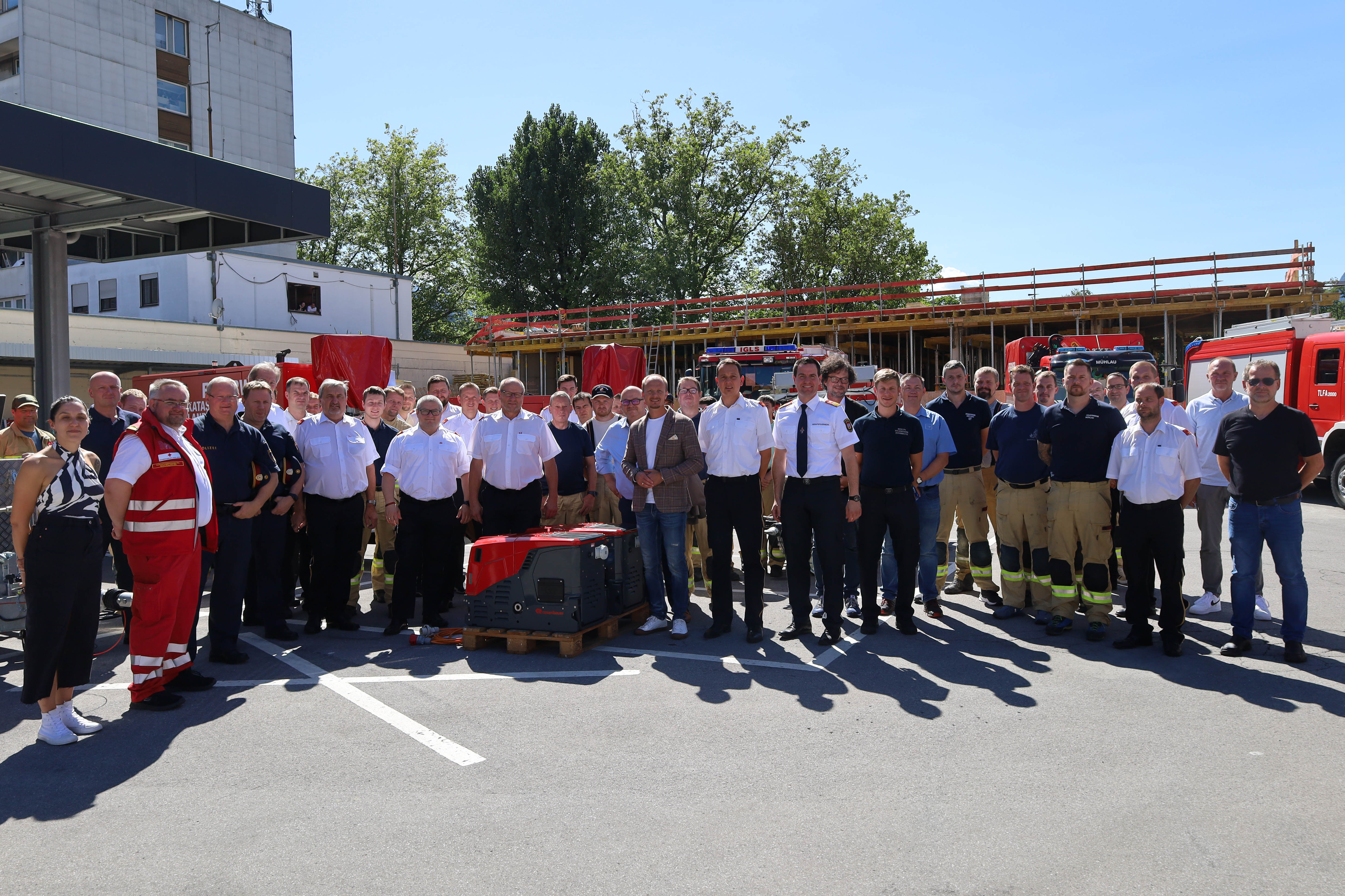 Geballte Power für den Blackout: Bei der Übung waren die Innsbrucker Feuerwehren sowie VertreterInnen zahlreicher weiterer Einsatzorganisationen und SystempartnerInnen vertreten.