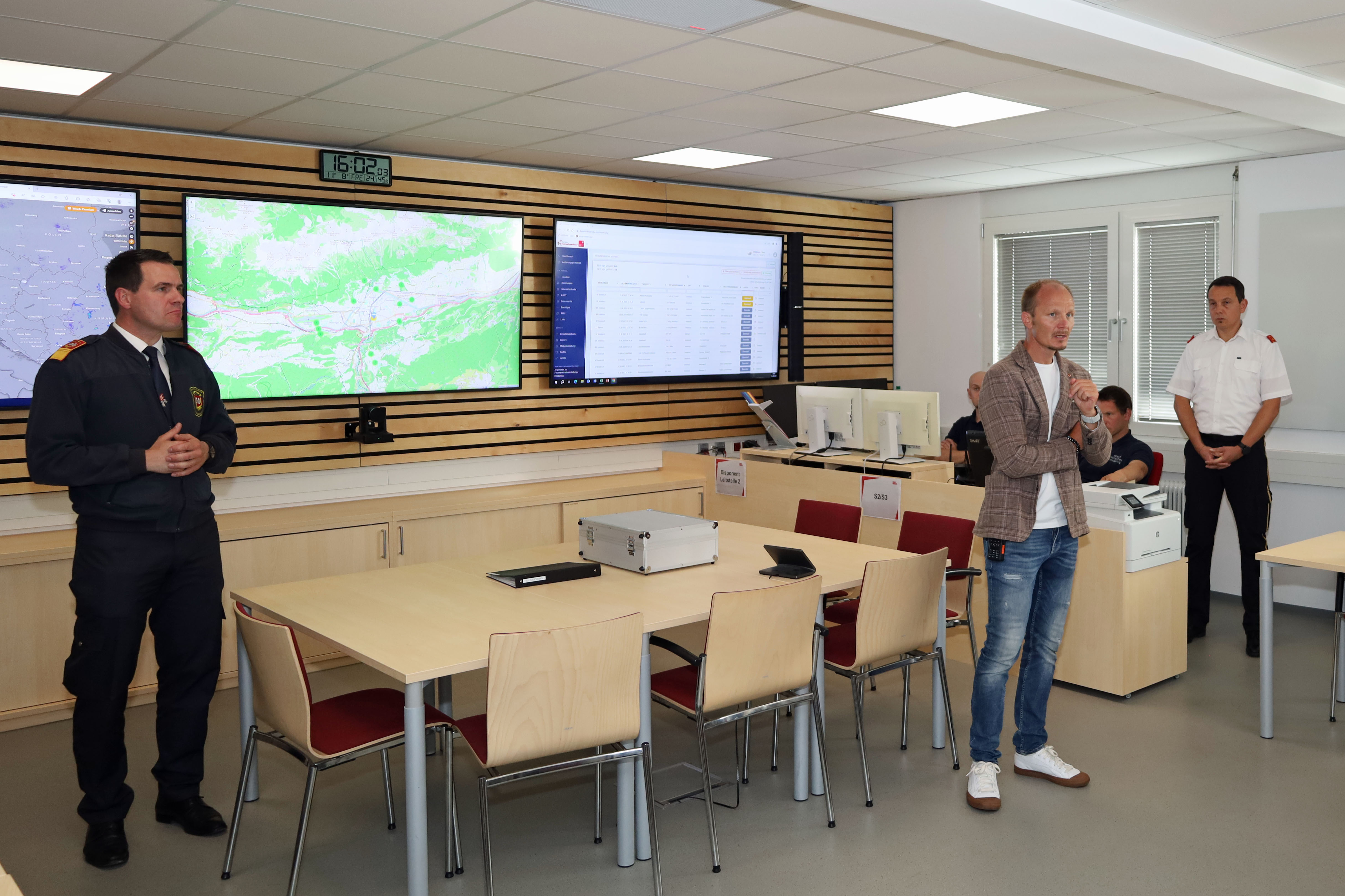 Vizebürgermeister Johannes Anzengruber (2.v.r.) und Branddirektor Helmut Hager (l.) stellen im Beisein des künftigen Tiroler Landesfeuerwehrinspektors René Staudacher (r.) die Feuerwehr-Einsatzleitung in der Innsbrucker Hauptfeuerwache vor, zu der während der Übung Kontakt per Digitalfunk bestand.