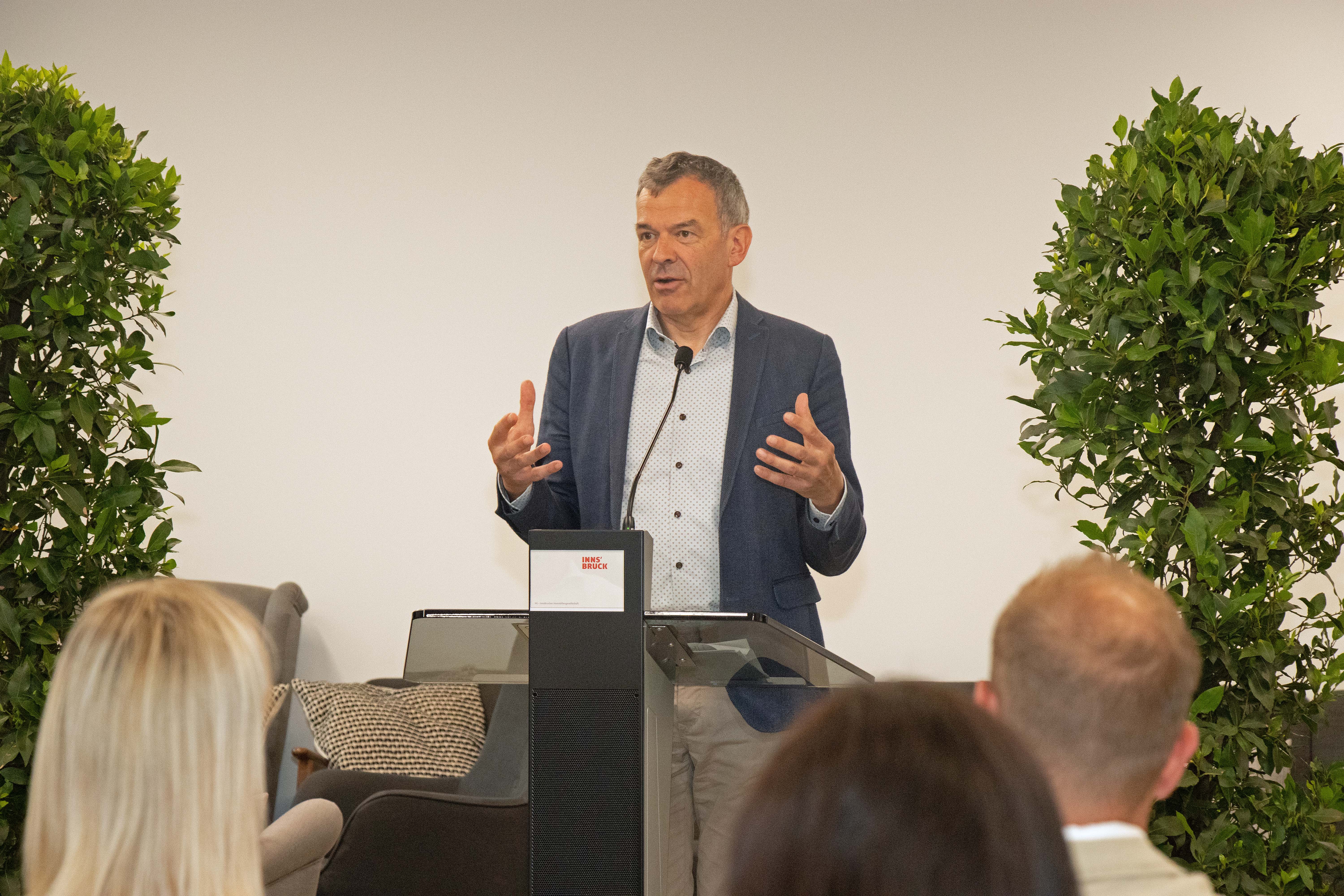 "Innsbruck braucht leistbare Wohnungen für die Menschen, die hier leben" betont Bürgermeister Georg Willi (im Bild bei der Schlüsselübergabe zum Pradler "Duett")