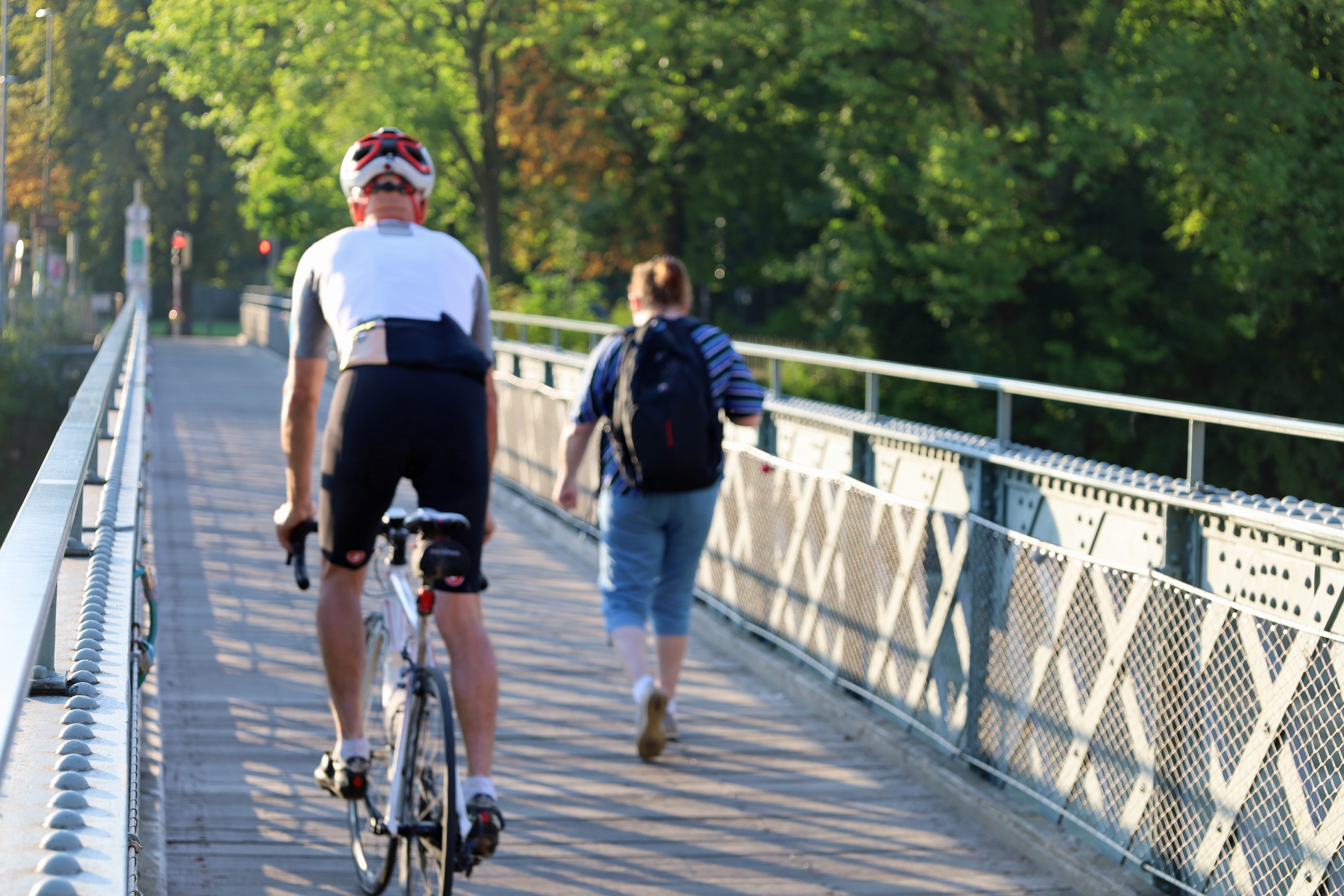 Der Emile-Béthouartsteg, der St. Nikolaus mit der anderen Innseite verbindet, wurde 2015 adaptiert.